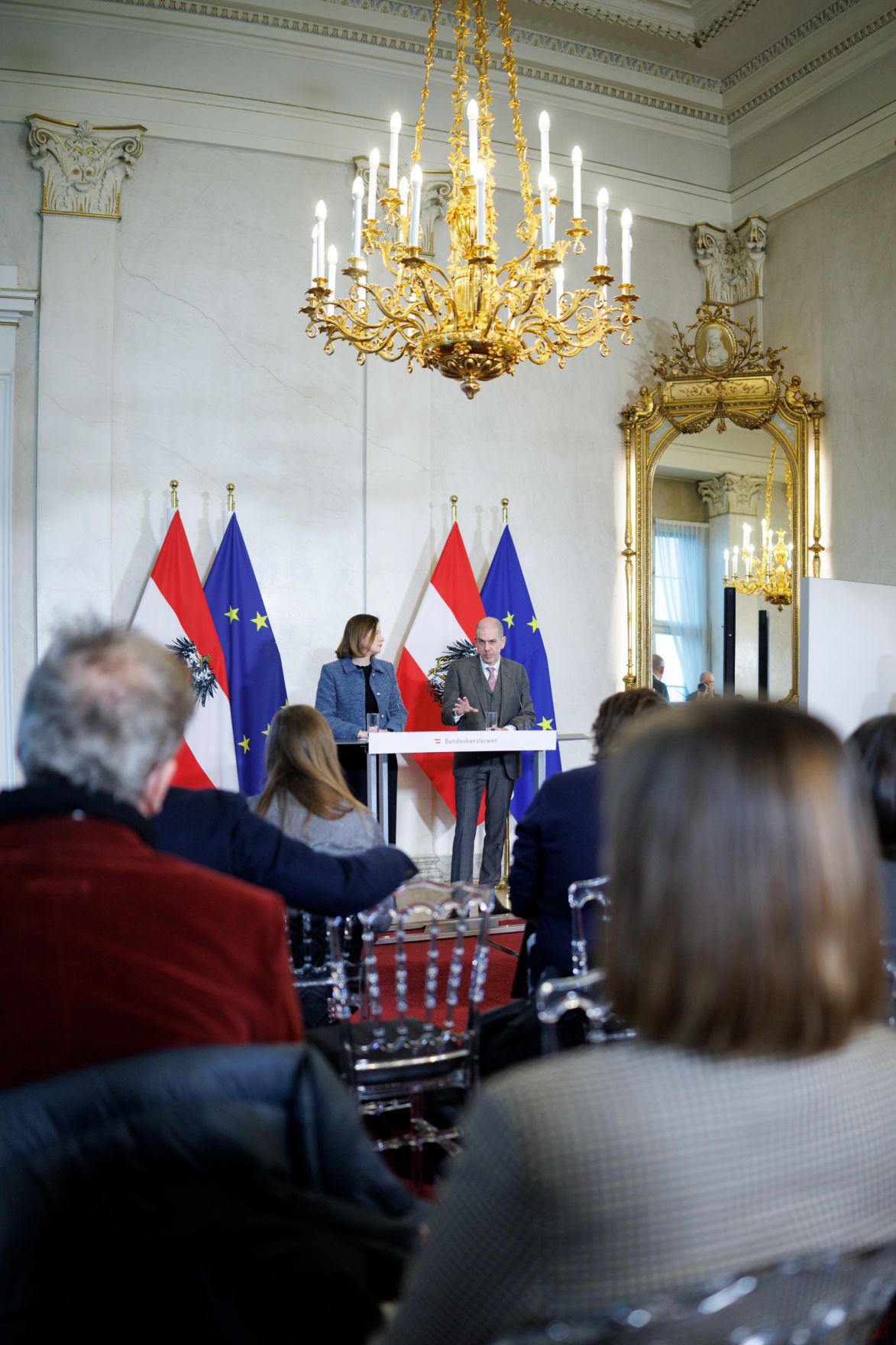 Am 18. Dezember 2025 gab Bundesministerin Claudia Plakolm gemeinsam mit Meinungsforscher Peter Hajek eine Pressekonferenz zu den aktuellen Zahlen des Integrationsbarometers.
