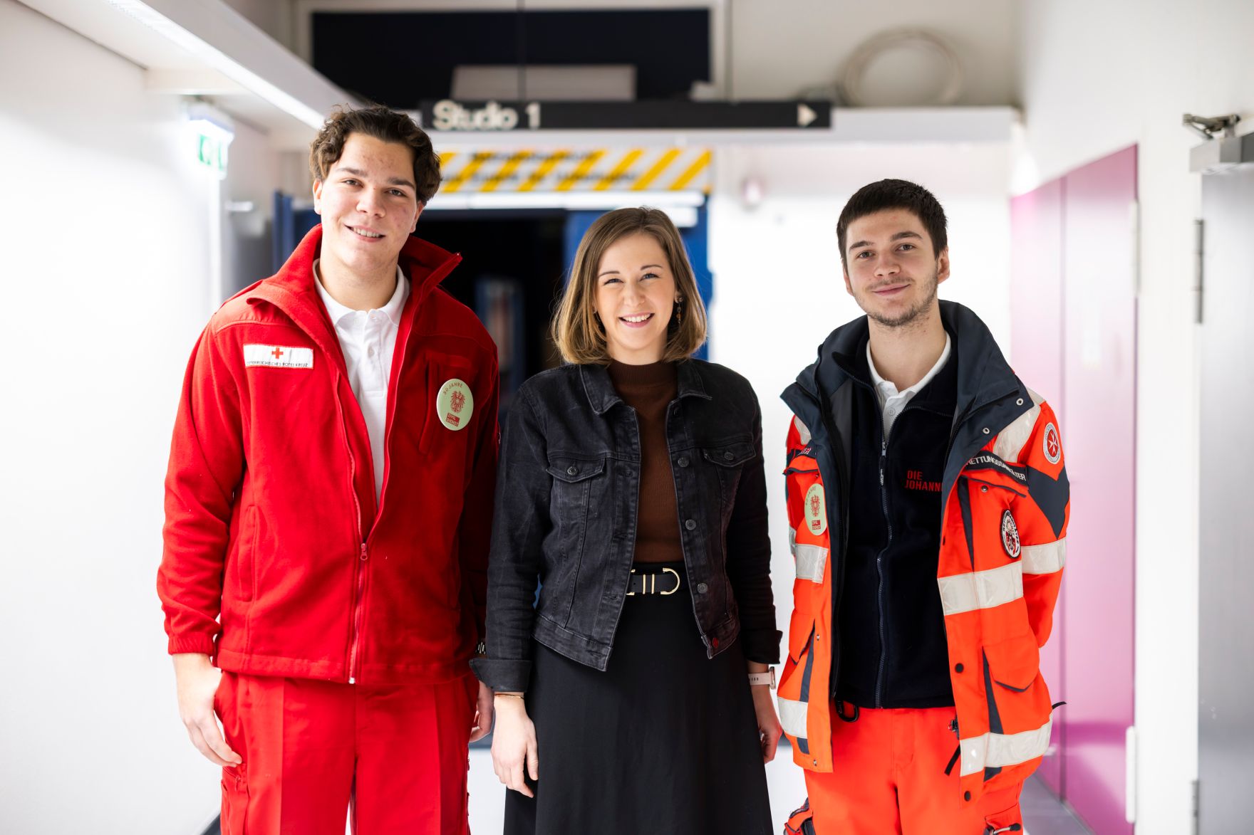 Am 24. Dezember 2025 nahm Bundesministerin Claudia Plakolm (m.) an der Licht ins Dunkel Spendenaktion teil.