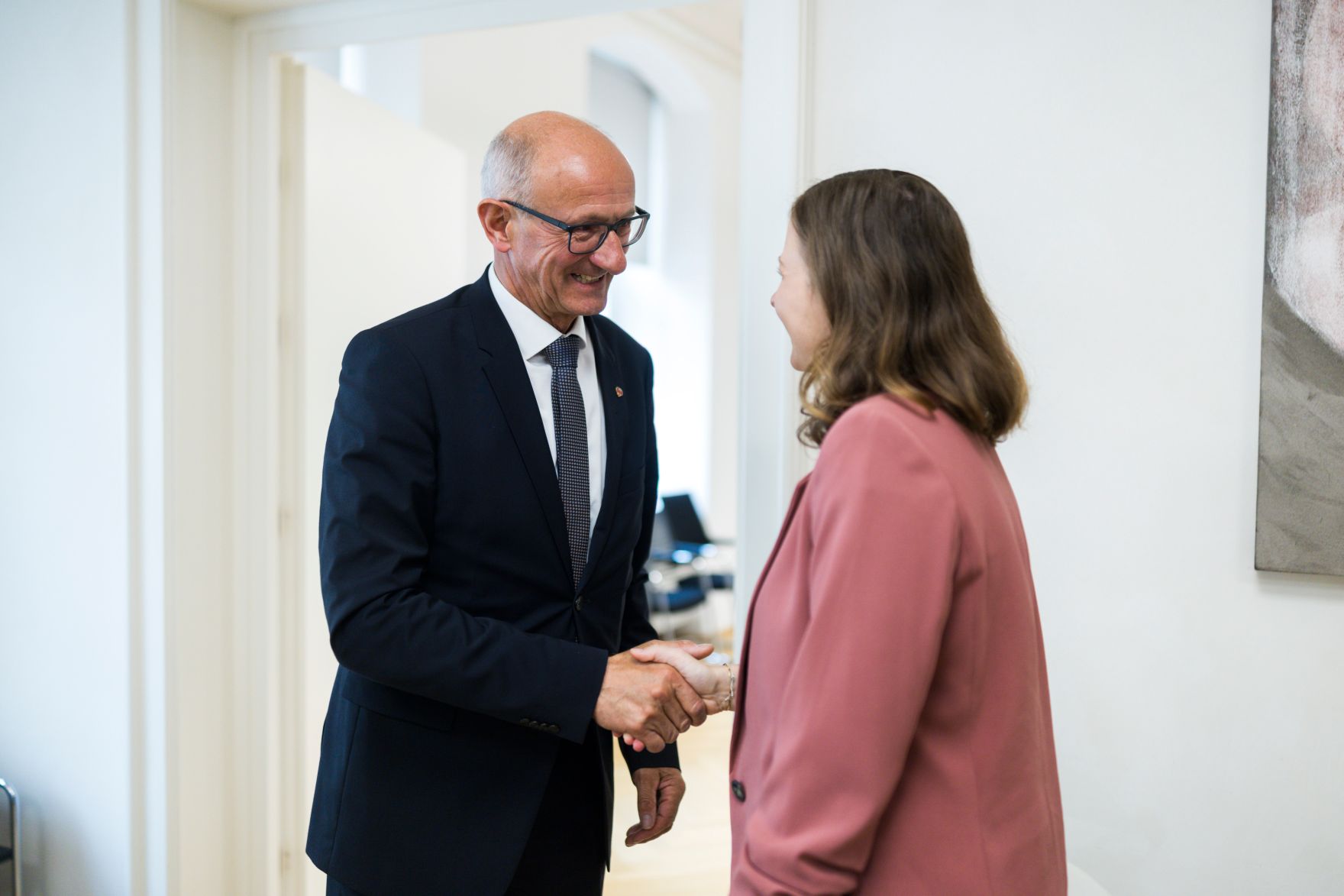 Am 2. Juni 2026 traf Bundesministerin Claudia Bauer (r.) im Rahmen ihres Bundesl&auml;ndertages den Tiroler Landeshauptmann Anton Mattle (l.).