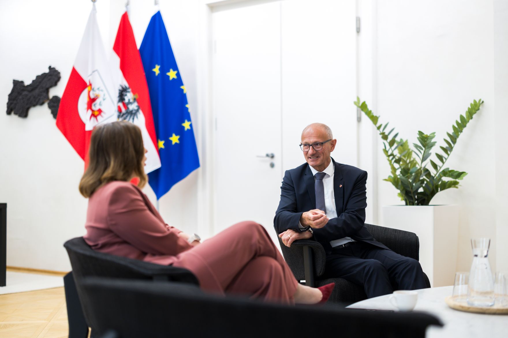 Am 2. Juni 2026 traf Bundesministerin Claudia Bauer (l.) im Rahmen ihres Bundesl&auml;ndertages den Tiroler Landeshauptmann Anton Mattle (r.).