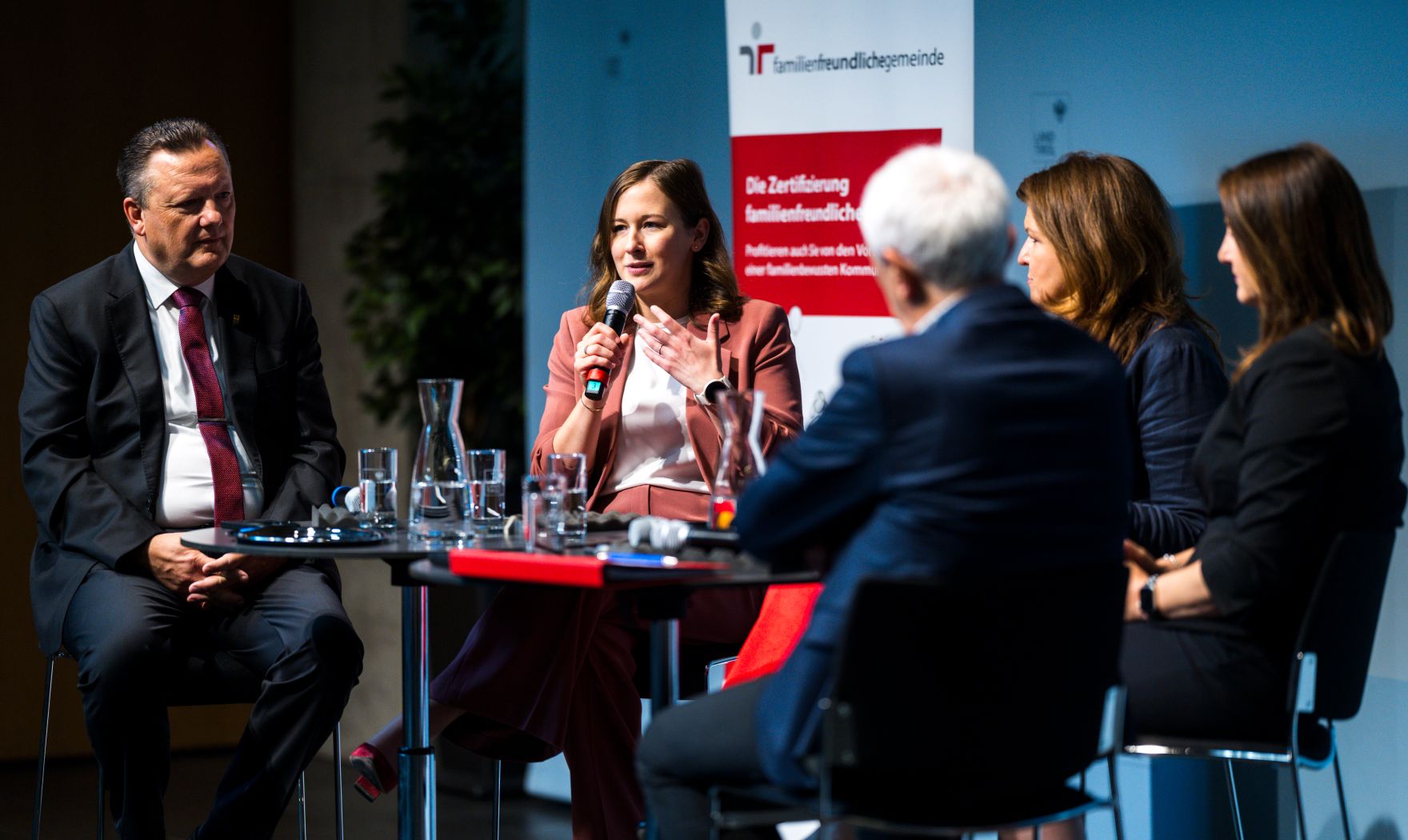 Am 2. Juni 2026 nahm Bundesministerin Claudia Bauer (2.v.l.) im Rahmen ihres Bundesl&auml;ndertages in Tirol am &bdquo;Vernetzungstreffen familienfreundliche Gemeinden&ldquo; teil .