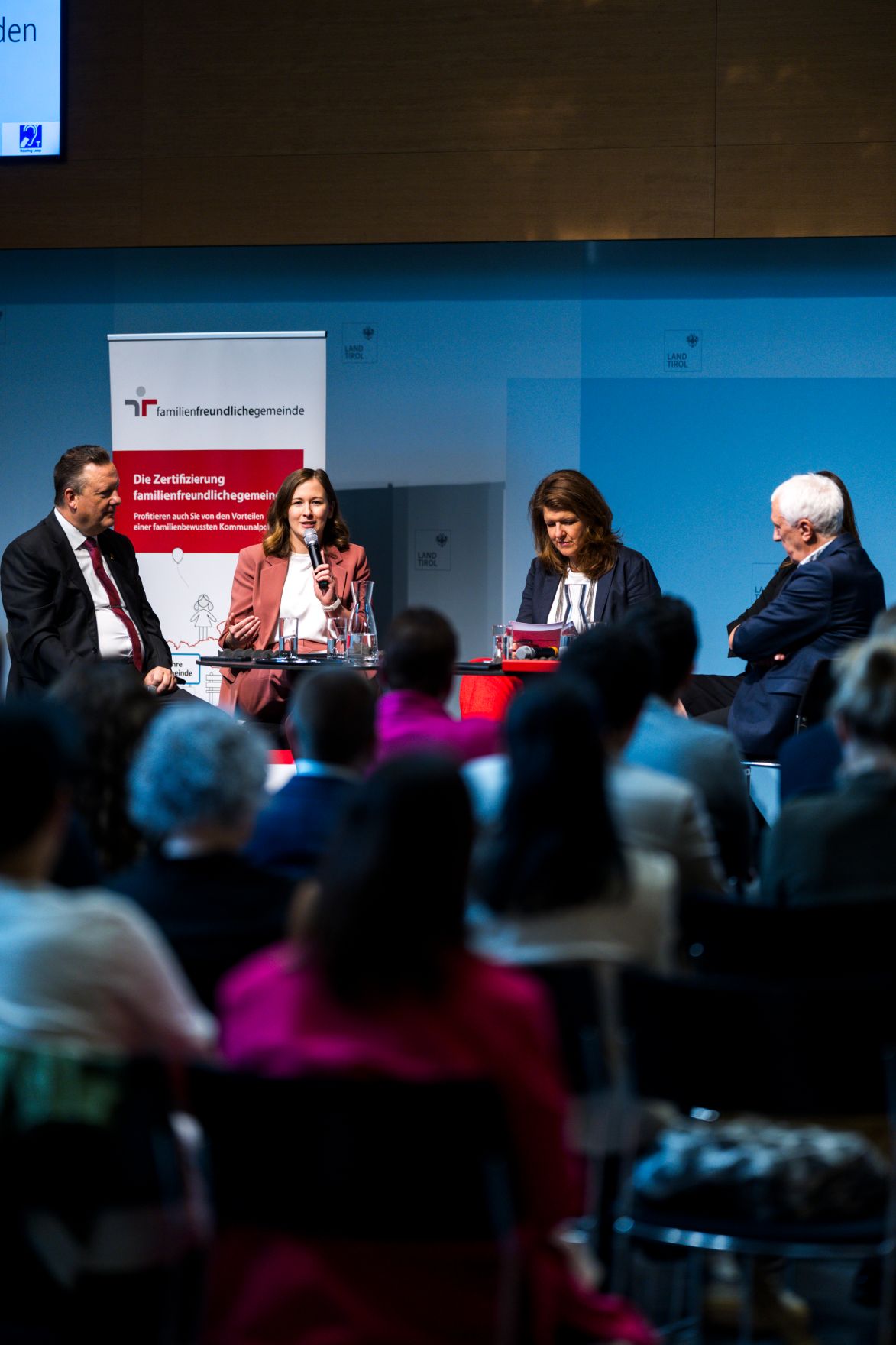Am 2. Juni 2026 nahm Bundesministerin Claudia Bauer (2.v.l.) im Rahmen ihres Bundesl&auml;ndertages in Tirol am &bdquo;Vernetzungstreffen familienfreundliche Gemeinden&ldquo; teil .