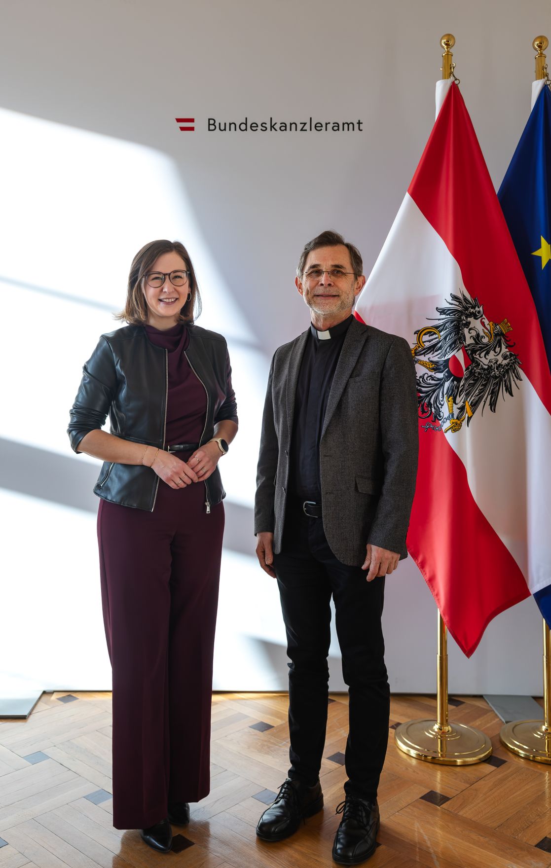 Am 7. J&auml;nner 2026 empfing Bundesministerin Claudia Plakolm (l.) den Wiener Erzbischof Josef Gr&uuml;nwidl (r.) zu einem Arbeitsgespr&auml;ch im Bundeskanzleramt.