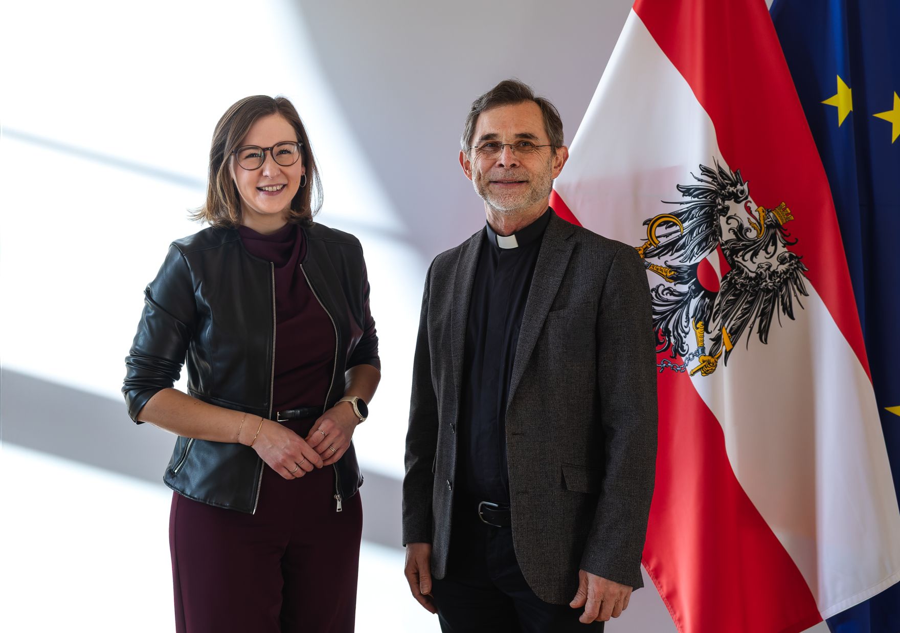 Am 7. J&auml;nner 2026 empfing Bundesministerin Claudia Plakolm (l.) den Wiener Erzbischof Josef Gr&uuml;nwidl (r.) zu einem Arbeitsgespr&auml;ch im Bundeskanzleramt.