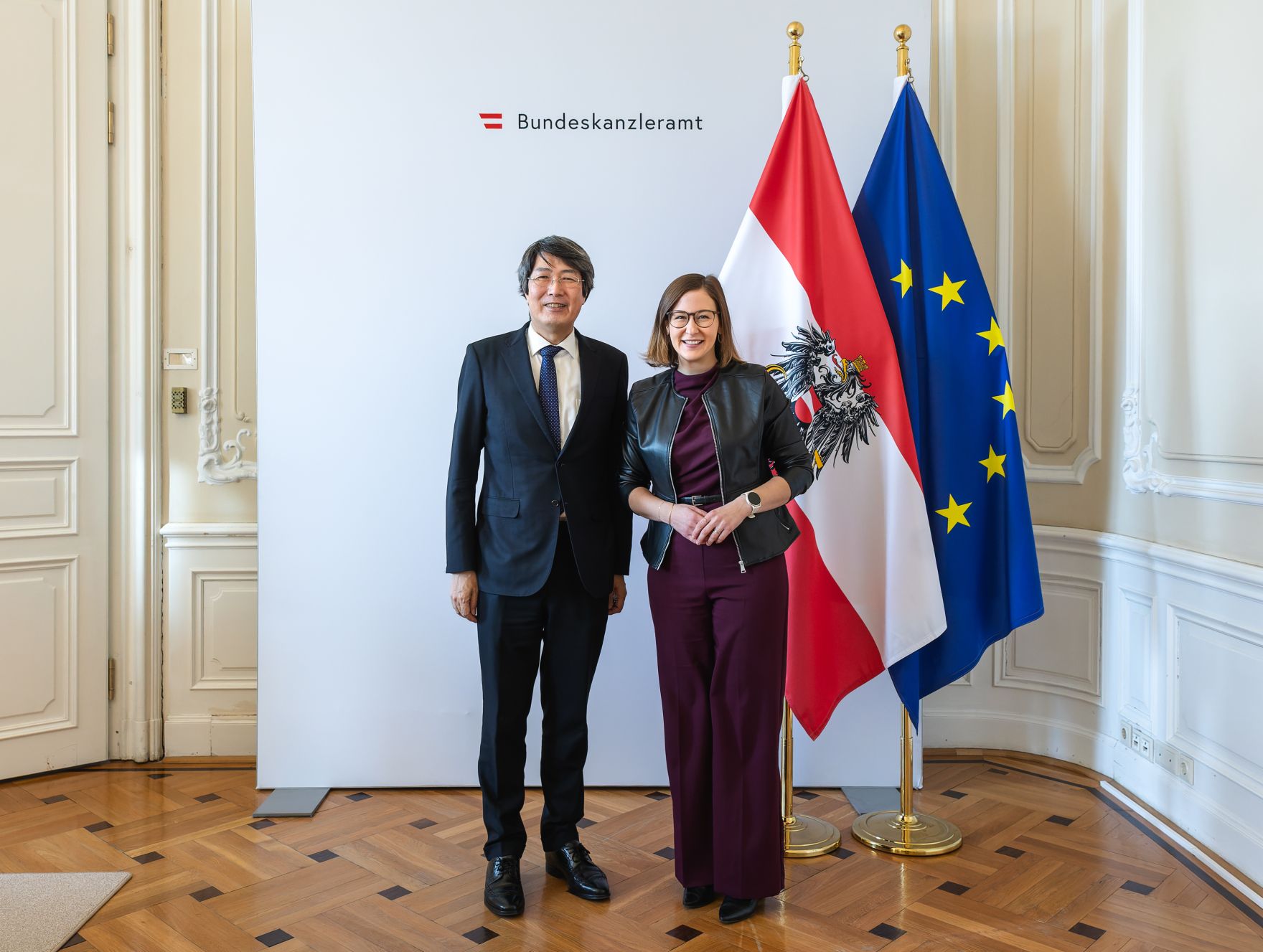 Am 7. J&auml;nner 2026 empfing Bundesministerin Claudia Plakolm (r.) den Botschafter von Japan Kiminori Iwama (l.) zu einem Arbeitsgespr&auml;ch im Bundeskanzleramt.