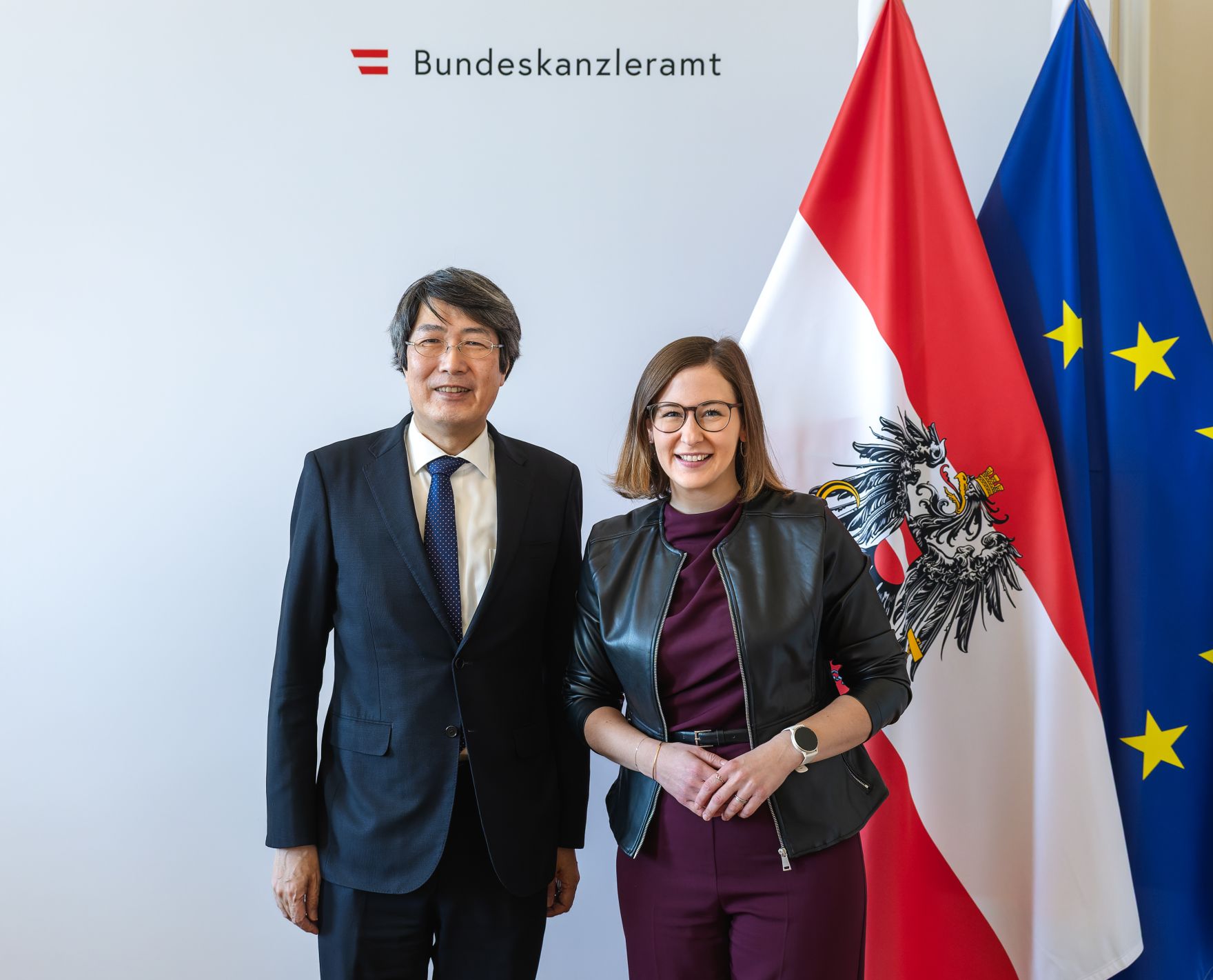 Am 7. J&auml;nner 2026 empfing Bundesministerin Claudia Plakolm (r.) den Botschafter von Japan Kiminori Iwama (l.) zu einem Arbeitsgespr&auml;ch im Bundeskanzleramt.