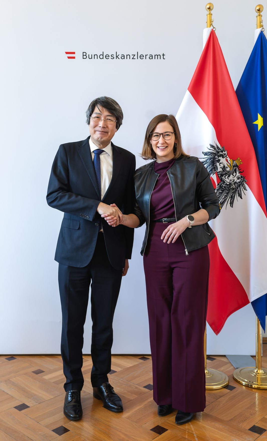 Am 7. J&auml;nner 2026 empfing Bundesministerin Claudia Plakolm (r.) den Botschafter von Japan Kiminori Iwama (l.) zu einem Arbeitsgespr&auml;ch im Bundeskanzleramt.