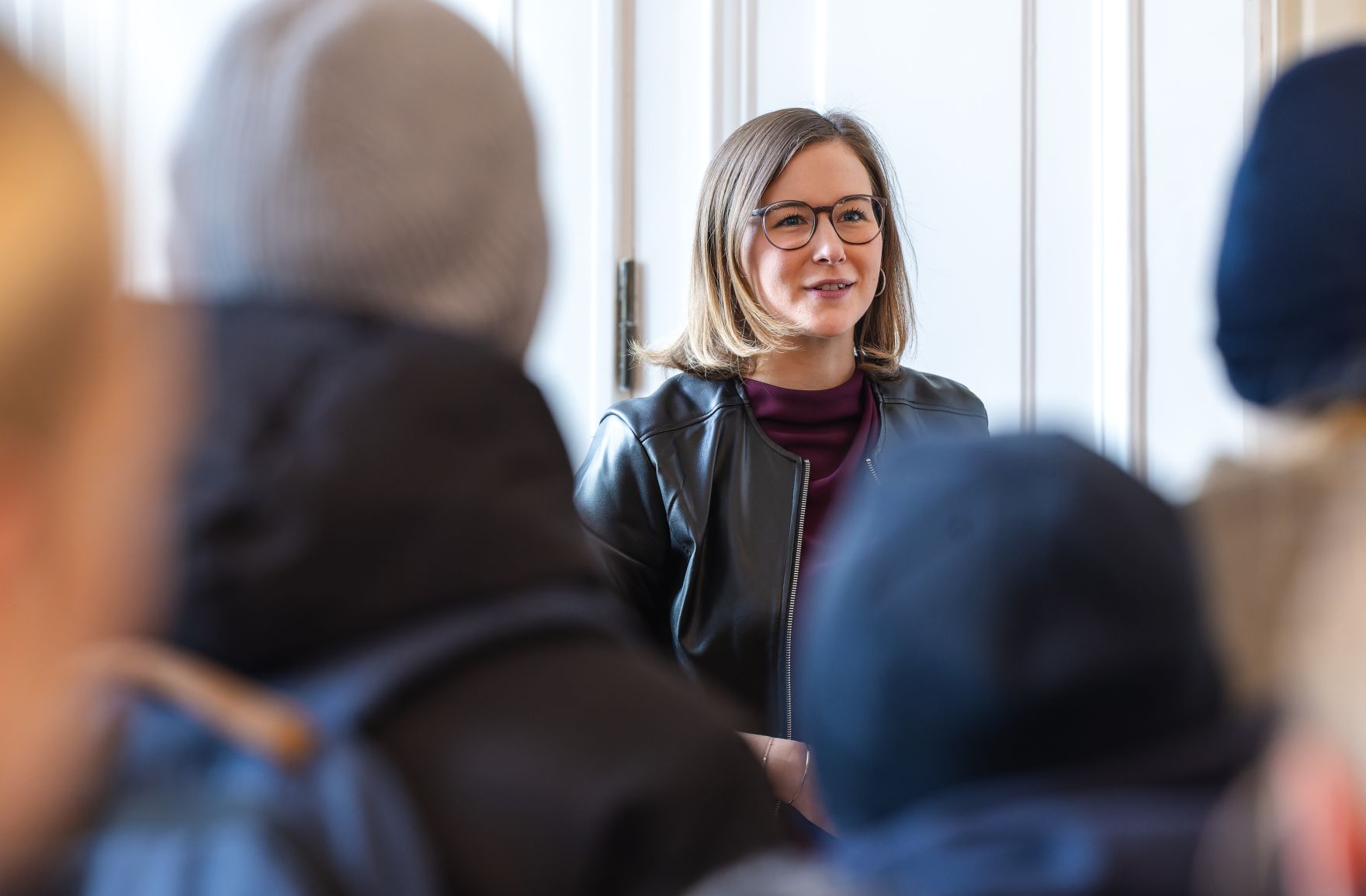 Am 7. J&auml;nner 2026 empfing Bundesministerin Claudia Plakolm (m.) eine Besuchergruppe im Bundeskanzleramt.