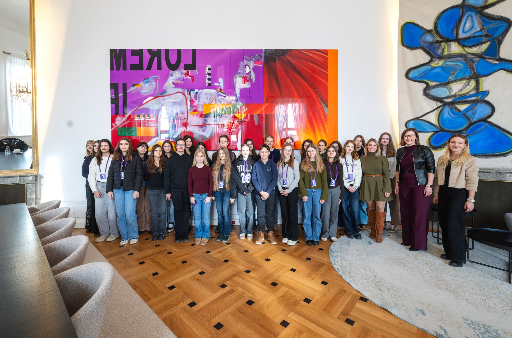 Am 7. J&auml;nner 2026 empfing Bundesministerin Claudia Plakolm (2.v.r.) eine Besuchergruppe im Bundeskanzleramt.