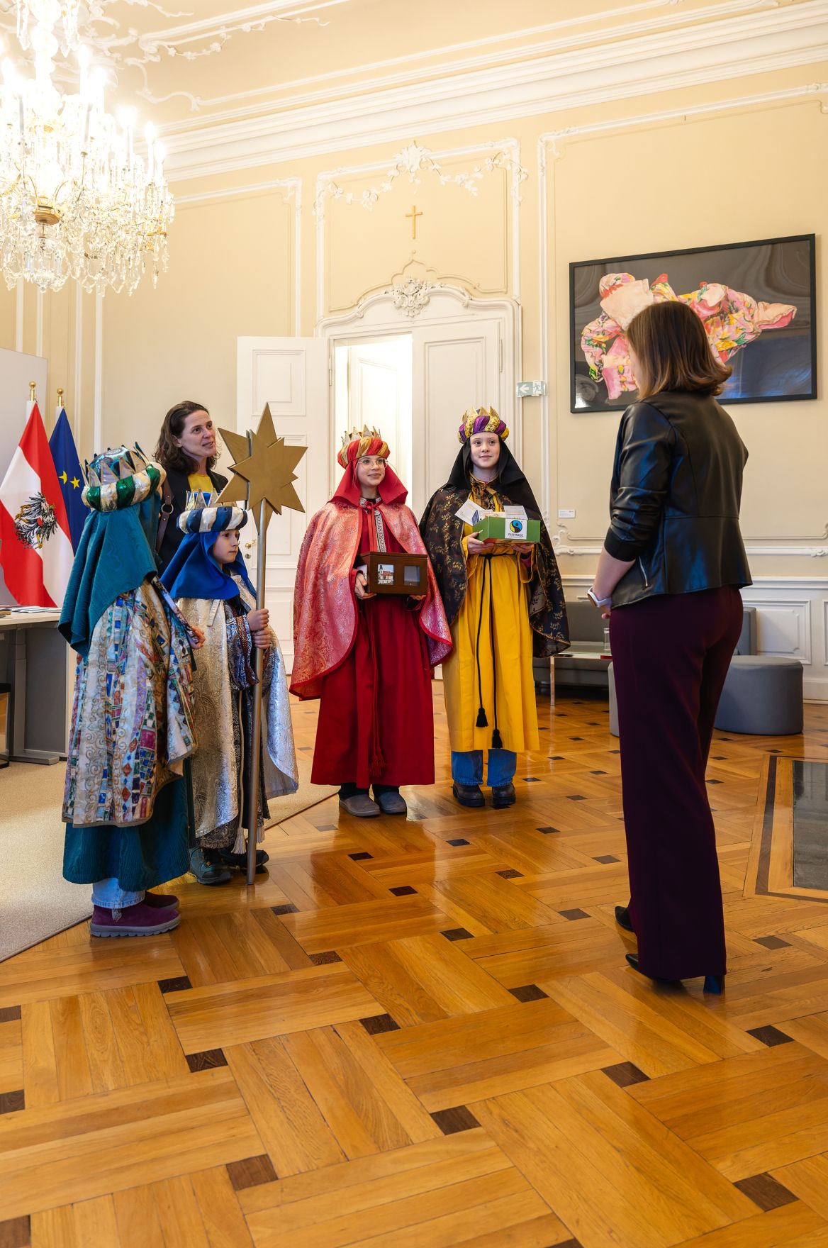 Am 7. J&auml;nner 2026 empfing Bundesministerin Claudia Plakolm (r.) Sternsinger im Bundeskanzleramt.