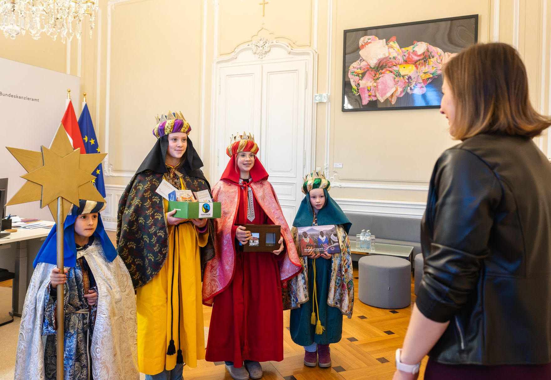 Am 7. J&auml;nner 2026 empfing Bundesministerin Claudia Plakolm (r.) Sternsinger im Bundeskanzleramt.