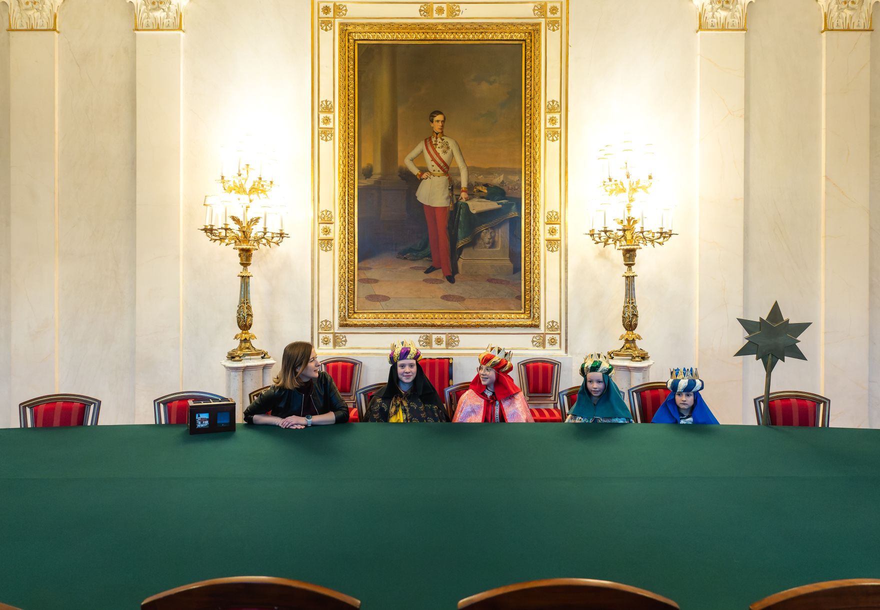 Am 7. J&auml;nner 2026 empfing Bundesministerin Claudia Plakolm (l.) Sternsinger im Bundeskanzleramt.