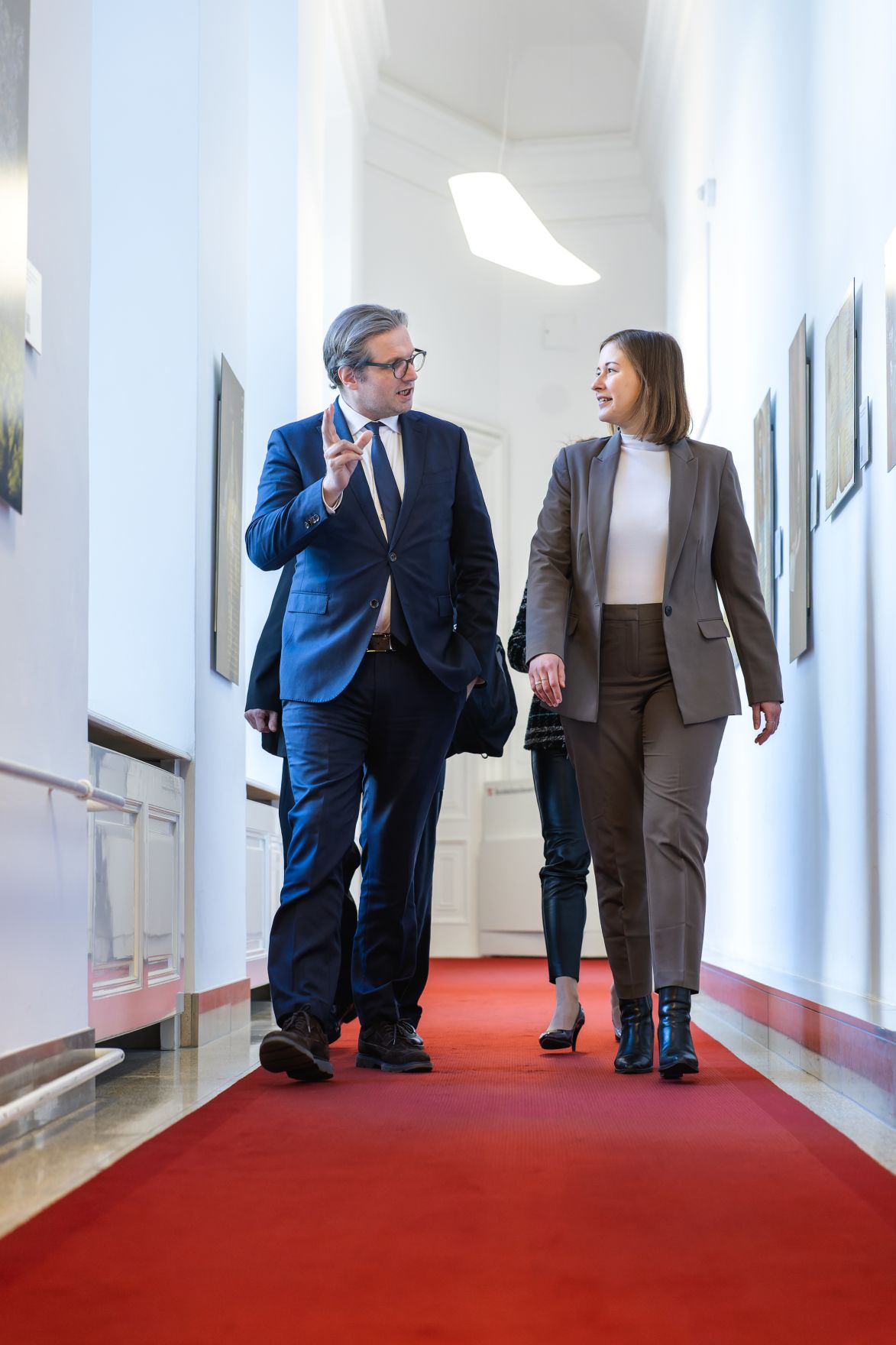 Am 8. J&auml;nner 2026 empfing Bundesministerin Claudia Plakolm (r.) den Regierungssprecher des Landes Nordrhein-Westfalen und Staatssekret&auml;r f&uuml;r Europaangelegenheiten sowie Internationales Christian Wiermer (l.), zu einem Arbeitsbesuch im Bundeskanzleramt.