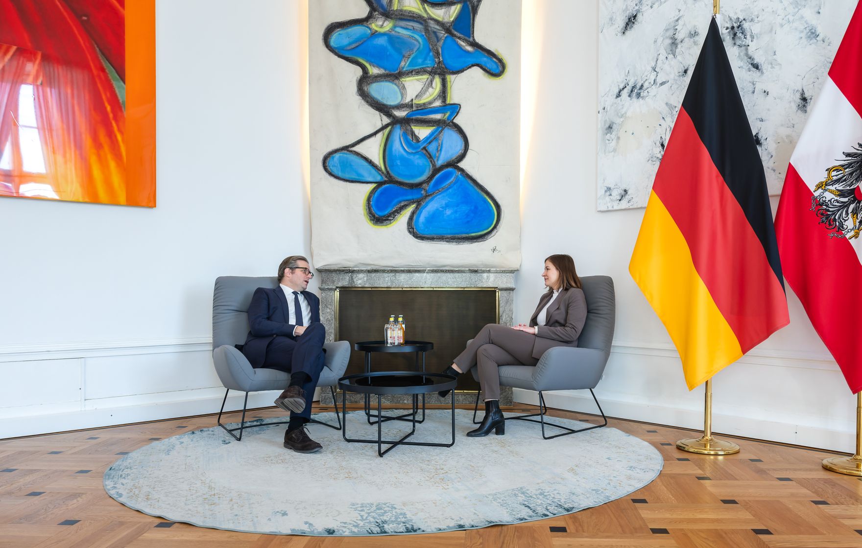 Am 8. J&auml;nner 2026 empfing Bundesministerin Claudia Plakolm (r.) den Regierungssprecher des Landes Nordrhein-Westfalen und Staatssekret&auml;r f&uuml;r Europaangelegenheiten sowie Internationales Christian Wiermer (l.), zu einem Arbeitsbesuch im Bundeskanzleramt.
