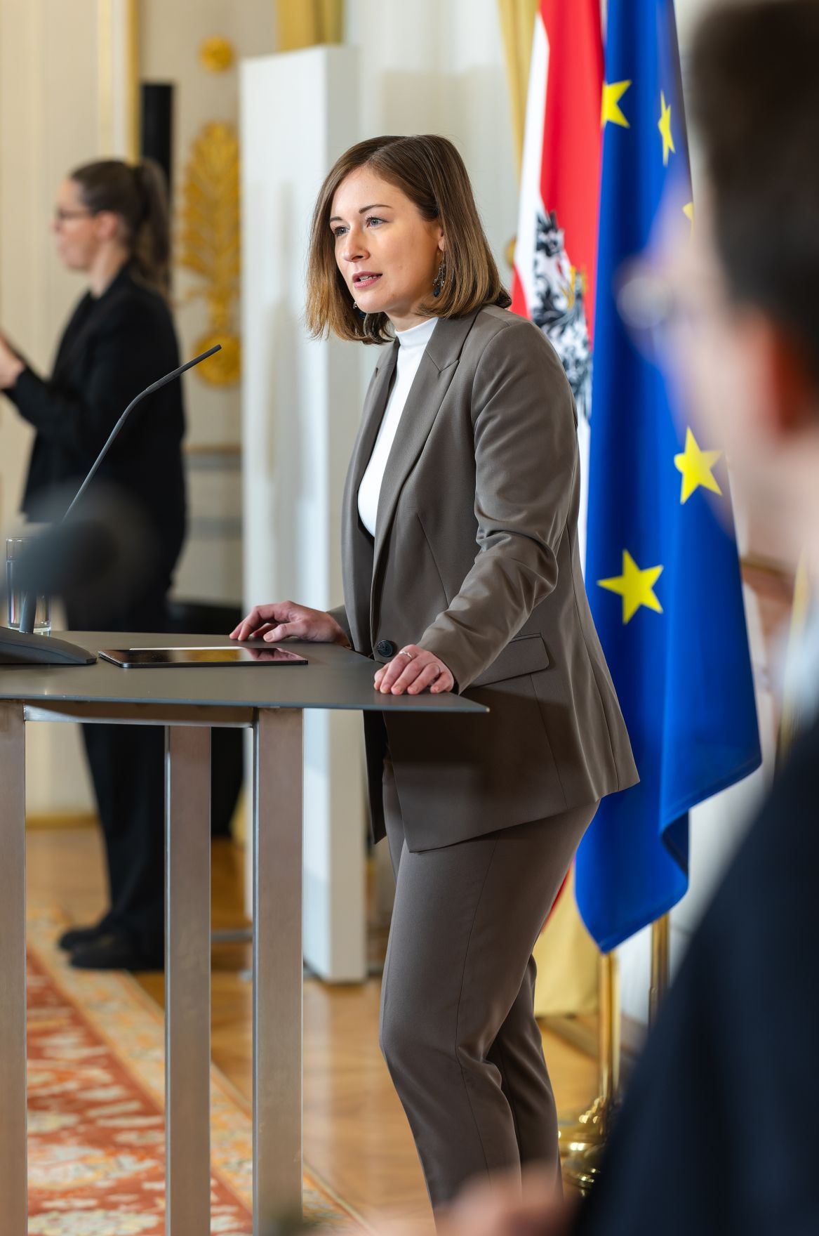 Am 8. J&auml;nner 2026 pr&auml;sentierte Bundesministerin Claudia Plakolm (m.) die aktuellen Zivildienst-Zahlen.