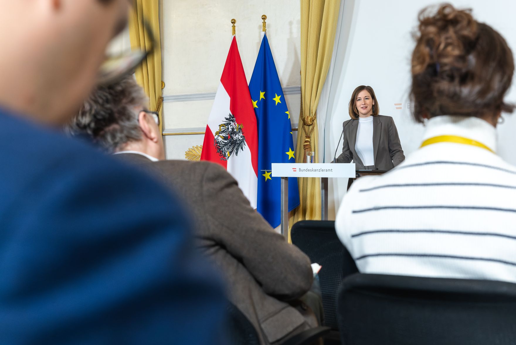 Am 8. J&auml;nner 2026 pr&auml;sentierte Bundesministerin Claudia Plakolm (m.) die aktuellen Zivildienst-Zahlen.