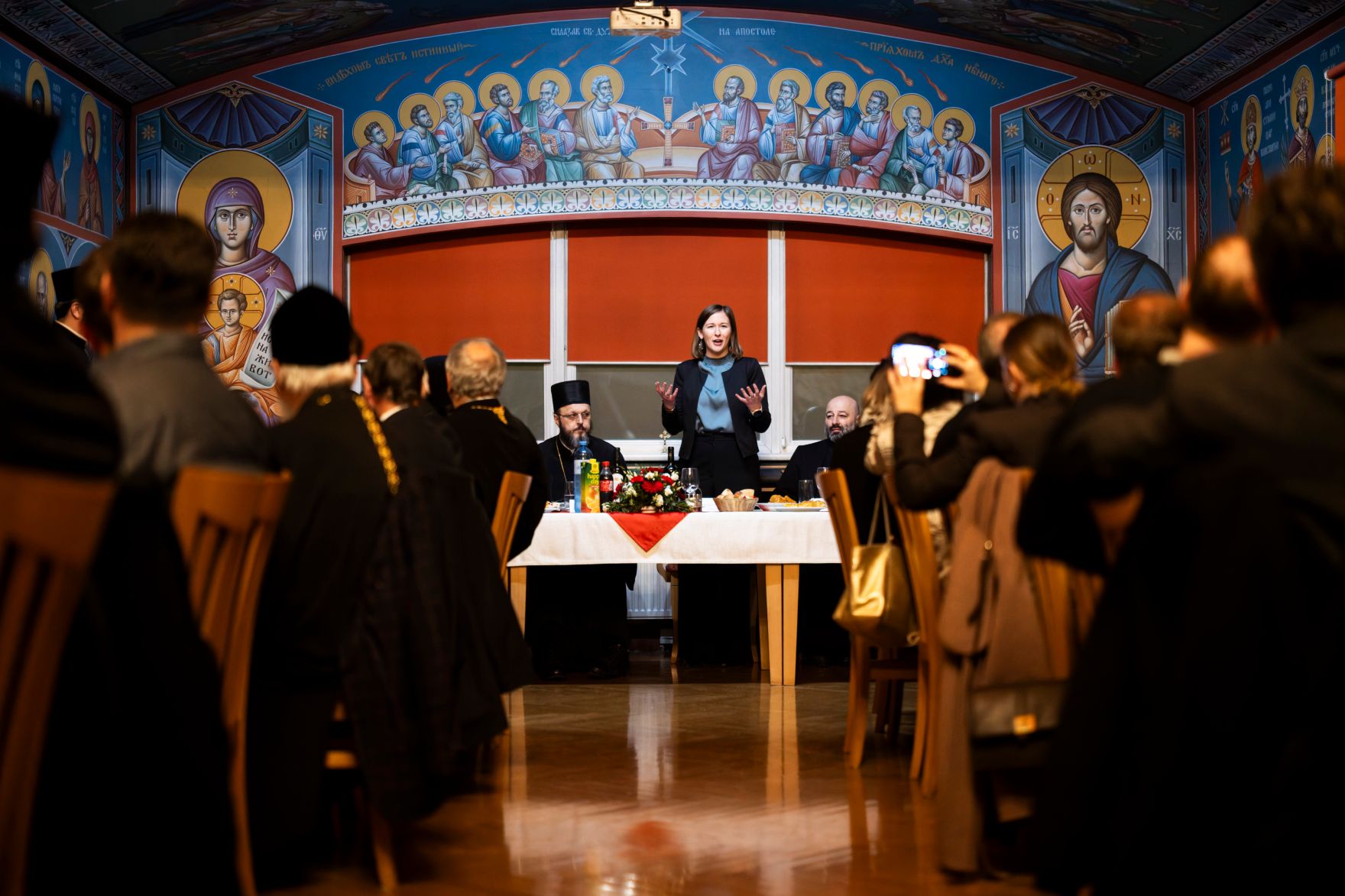 Am 14. J&auml;nner 2026 nahm Bundesministerin Claudia Bauer (m.r.) am Neujahrsempfang der serbisch-orthodoxen Kirchengemeinde in der Kirche Christi Auferstehung teil.
