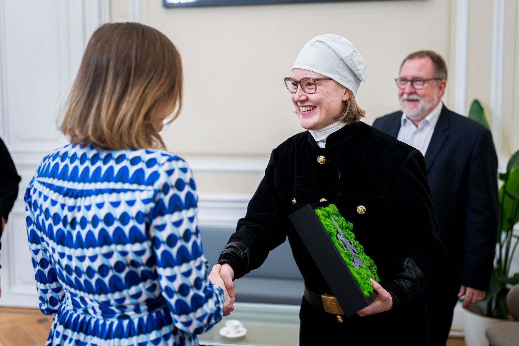 Am 15. J&auml;nner 2026 empfing Bundesministerin Claudia Bauer (l.) Rauchfangkehrerinnen und Rauchfangkehrer in ihrem B&uuml;ro.