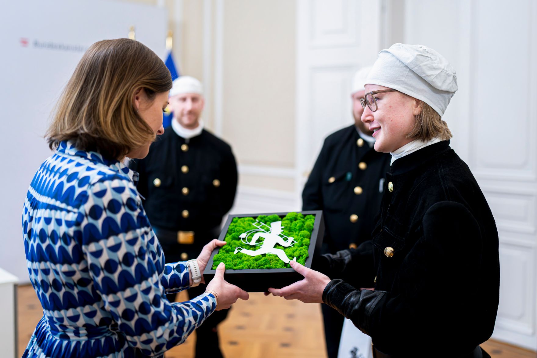 Am 15. J&auml;nner 2026 empfing Bundesministerin Claudia Bauer (l.) Rauchfangkehrerinnen und Rauchfangkehrer in ihrem B&uuml;ro.
