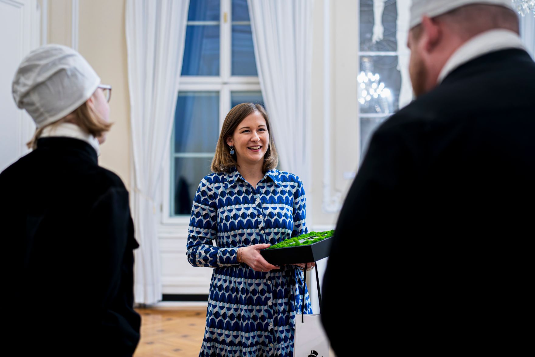 Am 15. J&auml;nner 2026 empfing Bundesministerin Claudia Bauer (m.) Rauchfangkehrerinnen und Rauchfangkehrer in ihrem B&uuml;ro.