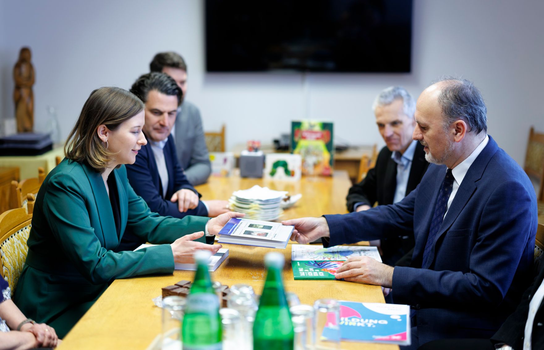 Am 16. J&auml;nner 2026 traf Bundesministerin Claudia Bauer (l.) im Rahmen ihres Bundesl&auml;ndertages Vertreterinnen und Vertretern der Burgenl&auml;ndischen Kroaten.