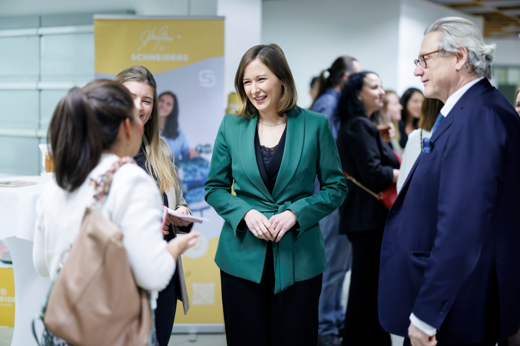 Am 16. J&auml;nner 2026 nahm Bundesministerin Claudia Bauer (m.) im Rahmen ihres Bundesl&auml;ndertages an der Er&ouml;ffnung des Schneiders Bags Gesch&auml;ft in Wien-V&ouml;sendorf teil.