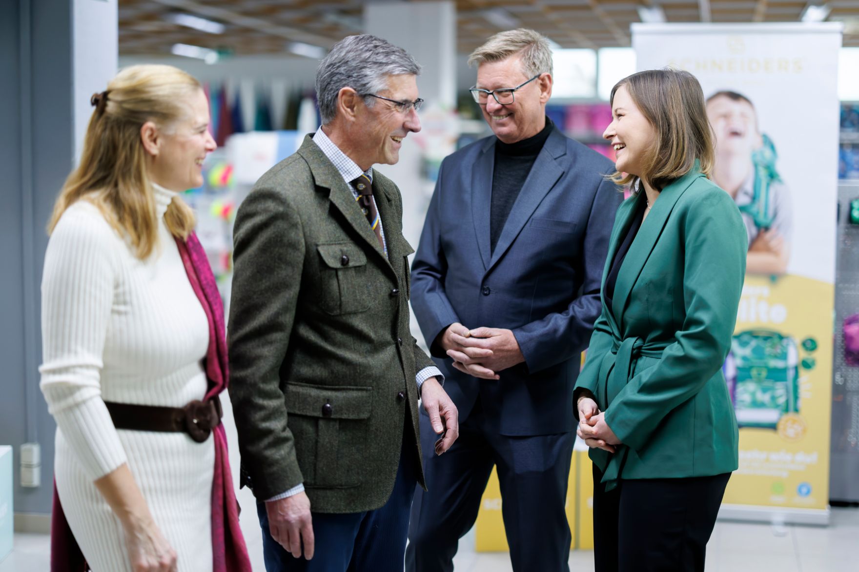 Am 16. J&auml;nner 2026 nahm Bundesministerin Claudia Bauer (r.) im Rahmen ihres Bundesl&auml;ndertages an der Er&ouml;ffnung des Schneiders Bags Gesch&auml;ft in Wien-V&ouml;sendorf teil.