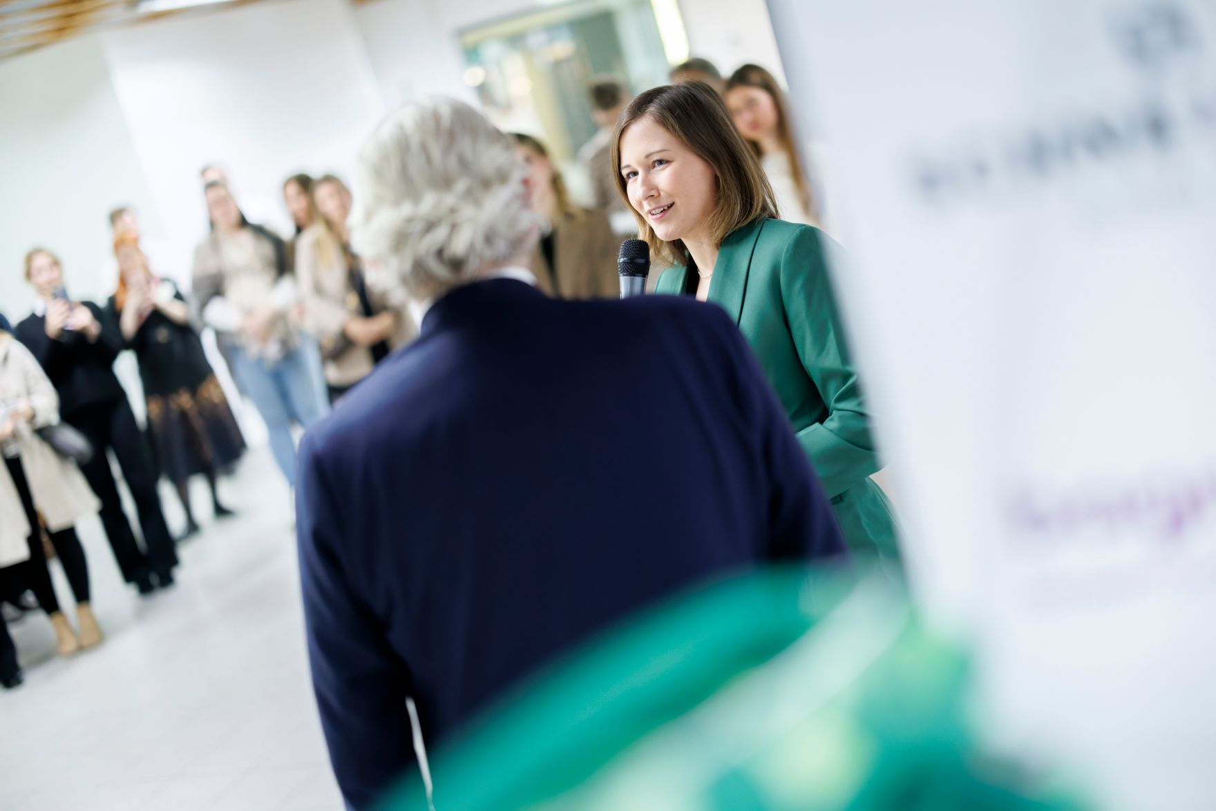 Am 16. J&auml;nner 2026 nahm Bundesministerin Claudia Bauer (r.) im Rahmen ihres Bundesl&auml;ndertages an der Er&ouml;ffnung des Schneiders Bags Gesch&auml;ft in Wien-V&ouml;sendorf teil.