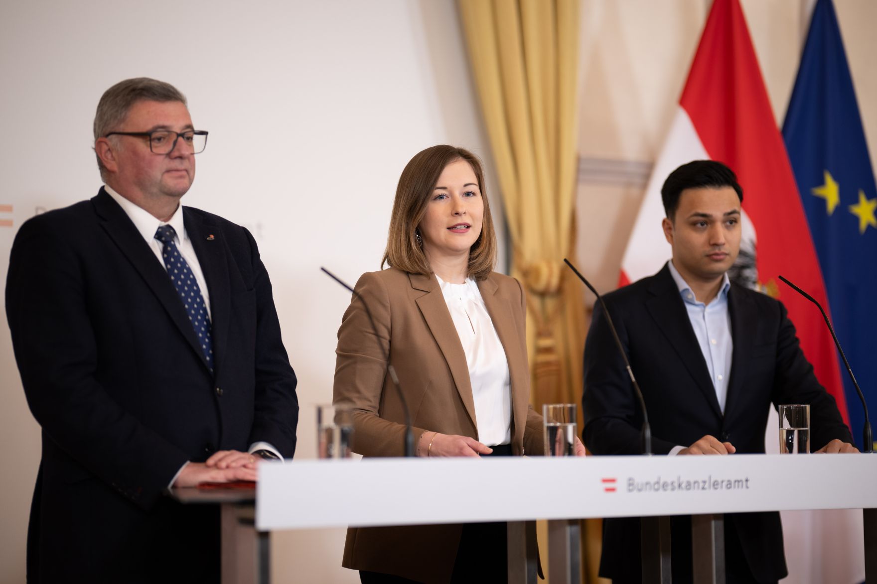 Am 21. J&auml;nner 2026 gab Bundesministerin Claudia Bauer (m.) gemeinsam mit Staatssekret&auml;r J&ouml;rg Leichtfried (l.) und Klubobmann Yannick Shetty (r.) eine Pressekonferenz anl&auml;sslich dier Einf&uuml;hrung einer verpflichtenden Werte-Charta f&uuml;r Asylberechtigte sowie konsequente Schritte gegen politischen Islam und Extremismus.