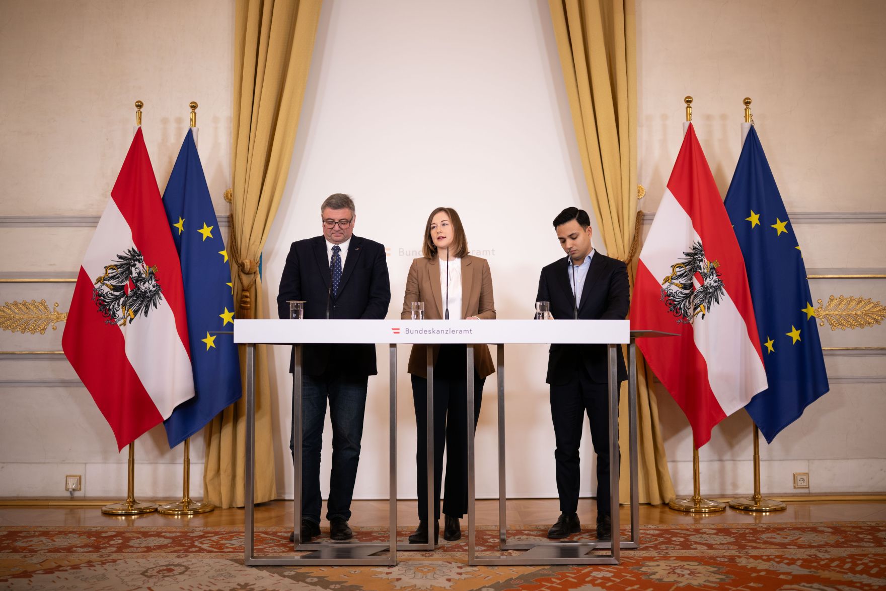 Am 21. J&auml;nner 2026 gab Bundesministerin Claudia Bauer (m.) gemeinsam mit Staatssekret&auml;r J&ouml;rg Leichtfried (l.) und Klubobmann Yannick Shetty (r.) eine Pressekonferenz anl&auml;sslich dier Einf&uuml;hrung einer verpflichtenden Werte-Charta f&uuml;r Asylberechtigte sowie konsequente Schritte gegen politischen Islam und Extremismus.
