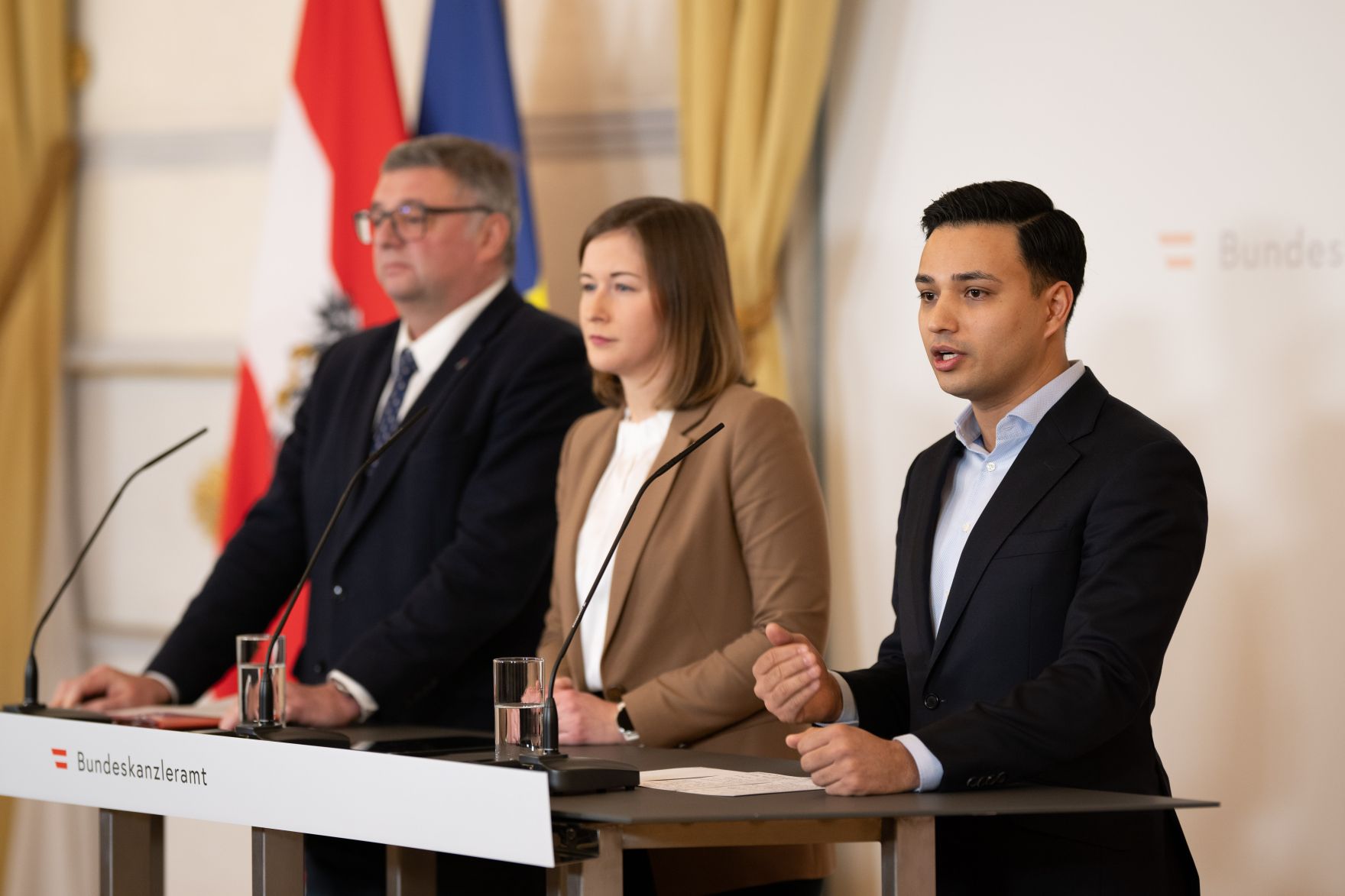 Am 21. J&auml;nner 2026 gab Bundesministerin Claudia Bauer (m.) gemeinsam mit Staatssekret&auml;r J&ouml;rg Leichtfried (l.) und Klubobmann Yannick Shetty (r.) eine Pressekonferenz anl&auml;sslich dier Einf&uuml;hrung einer verpflichtenden Werte-Charta f&uuml;r Asylberechtigte sowie konsequente Schritte gegen politischen Islam und Extremismus.