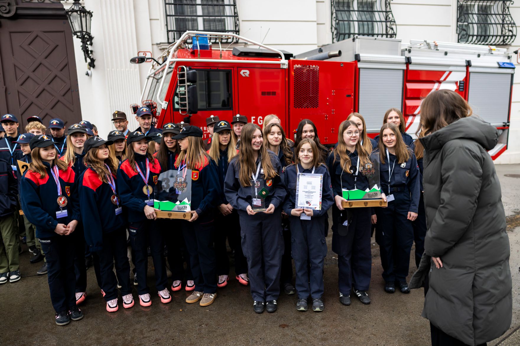 Am 24. J&auml;nner 2026 empfing Bundesministerin Claudia Bauer (r.) die Gewinnerinnen und Gewinner des Bundesfeuerwehrjugendleistungsbewerbs im Bundeskanzleramt in Wien.