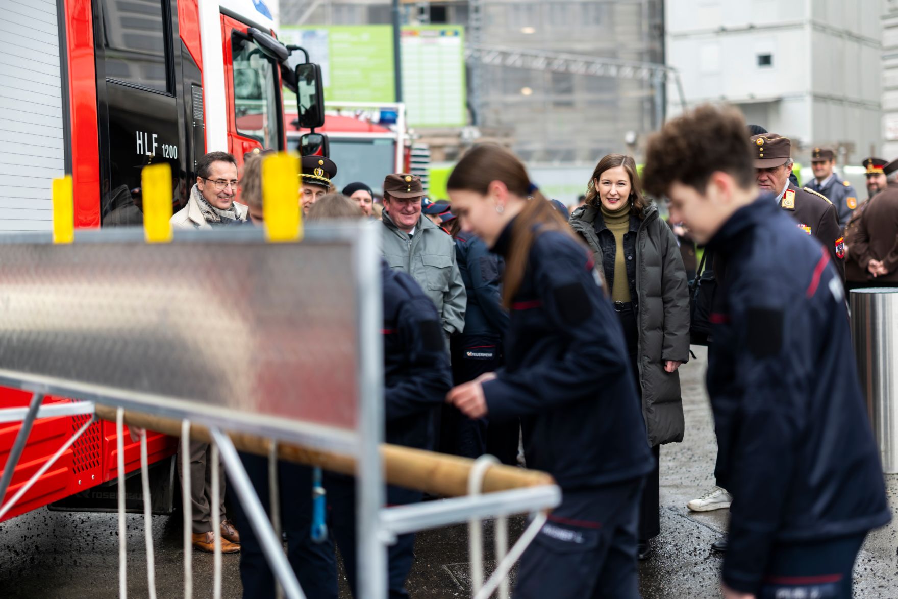 Am 24. J&auml;nner 2026 empfing Bundesministerin Claudia Bauer (m.) die Gewinnerinnen und Gewinner des Bundesfeuerwehrjugendleistungsbewerbs im Bundeskanzleramt in Wien.