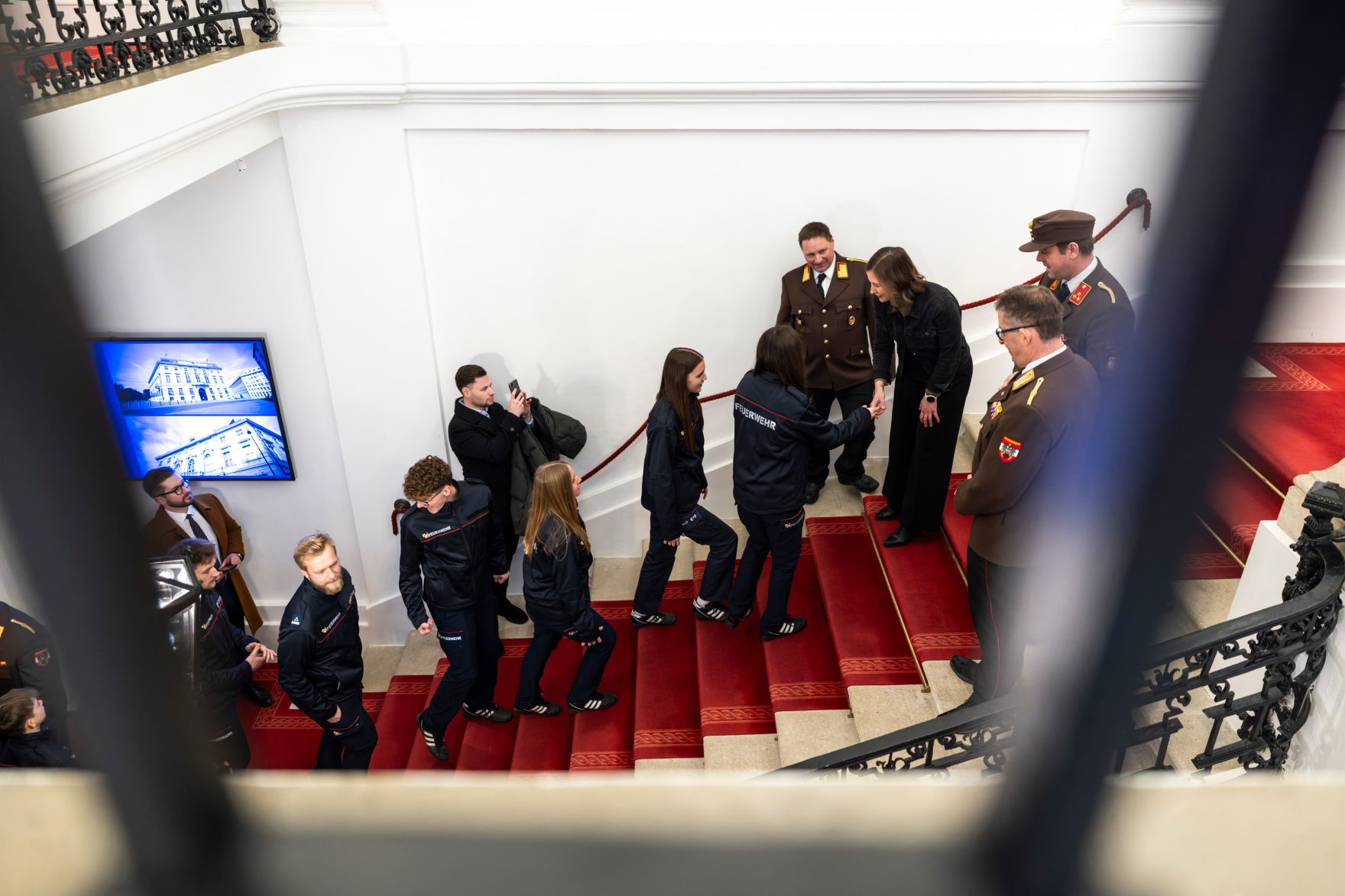Am 24. J&auml;nner 2026 empfing Bundesministerin Claudia Bauer (2.v.r.) die Gewinnerinnen und Gewinner des Bundesfeuerwehrjugendleistungsbewerbs im Bundeskanzleramt in Wien.