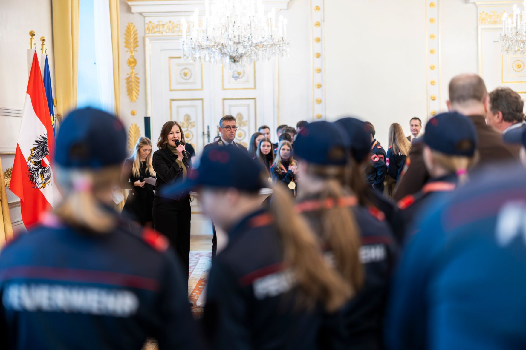 Am 24. J&auml;nner 2026 empfing Bundesministerin Claudia Bauer (2.v.l.) die Gewinnerinnen und Gewinner des Bundesfeuerwehrjugendleistungsbewerbs im Bundeskanzleramt in Wien.