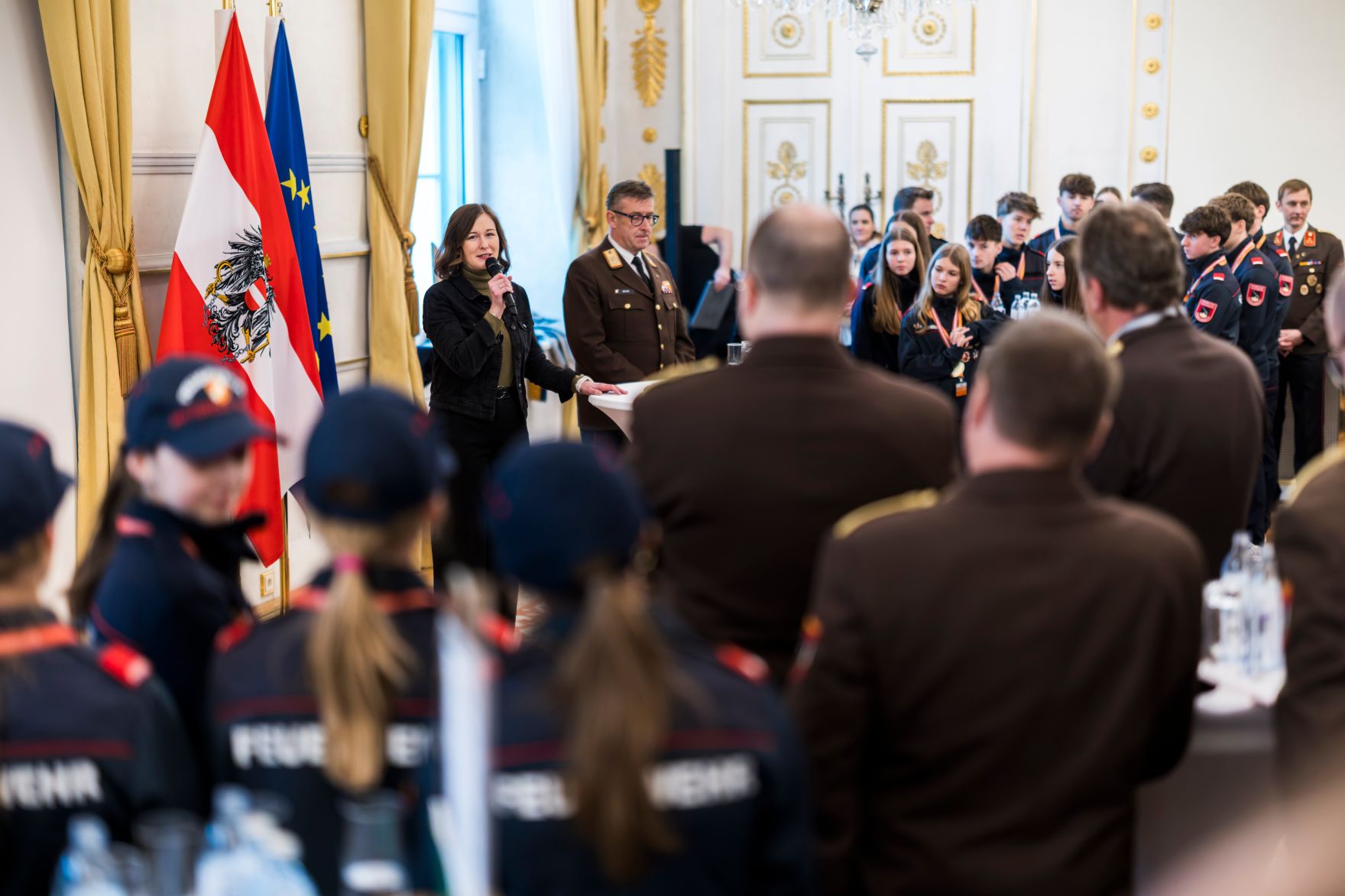 Am 24. J&auml;nner 2026 empfing Bundesministerin Claudia Bauer (l.) die Gewinnerinnen und Gewinner des Bundesfeuerwehrjugendleistungsbewerbs im Bundeskanzleramt in Wien.