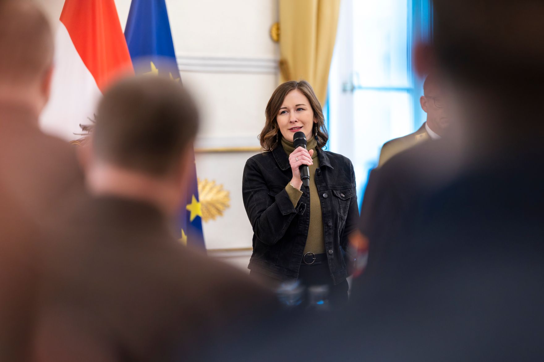 Am 24. J&auml;nner 2026 empfing Bundesministerin Claudia Bauer (m.) die Gewinnerinnen und Gewinner des Bundesfeuerwehrjugendleistungsbewerbs im Bundeskanzleramt in Wien.