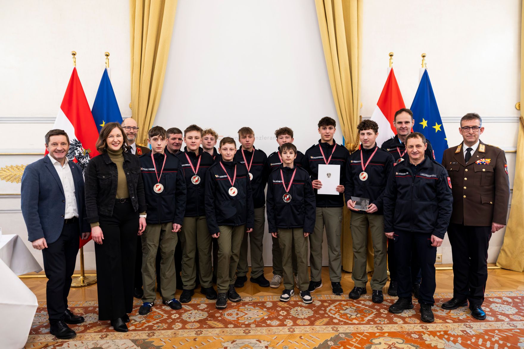 Am 24. J&auml;nner 2026 empfing Bundesministerin Claudia Bauer (2.v.l.) die Gewinnerinnen und Gewinner des Bundesfeuerwehrjugendleistungsbewerbs im Bundeskanzleramt in Wien.