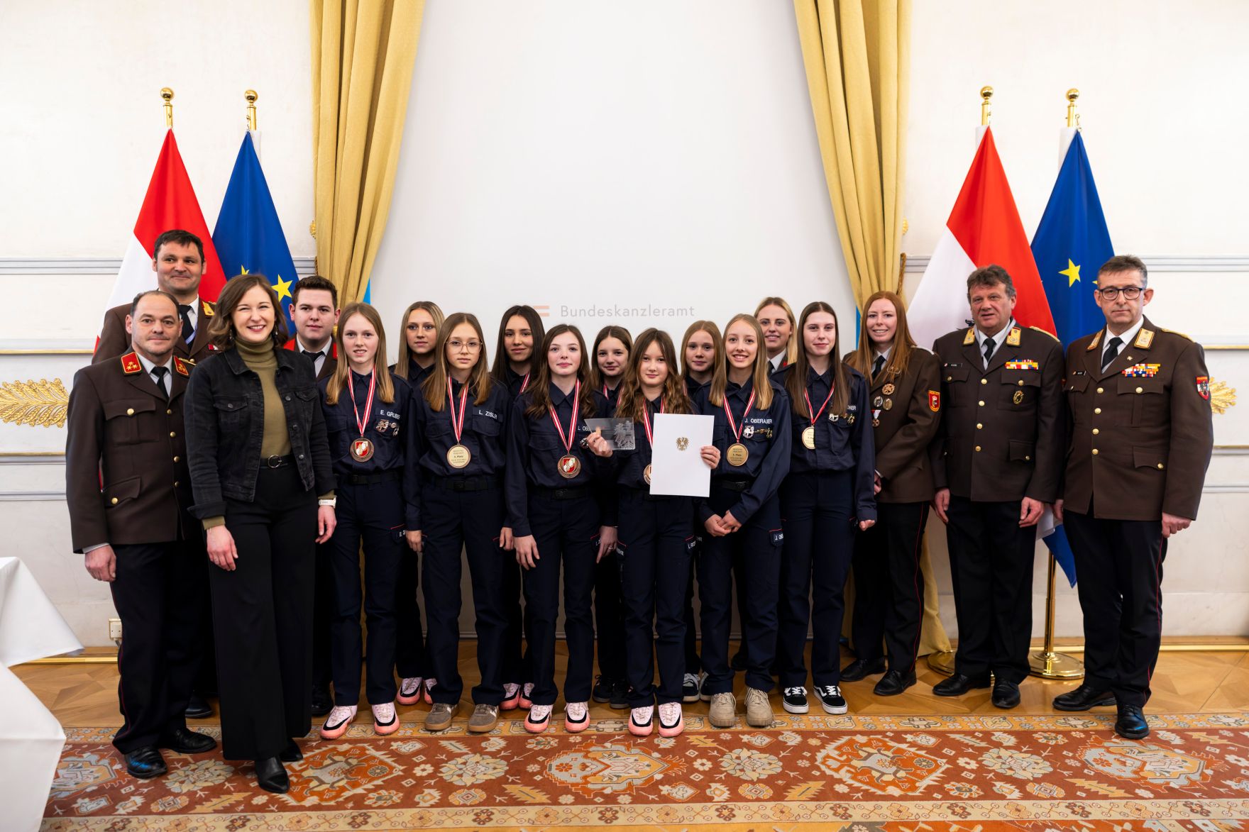 Am 24. J&auml;nner 2026 empfing Bundesministerin Claudia Bauer (2.v.l.) die Gewinnerinnen und Gewinner des Bundesfeuerwehrjugendleistungsbewerbs im Bundeskanzleramt in Wien.
