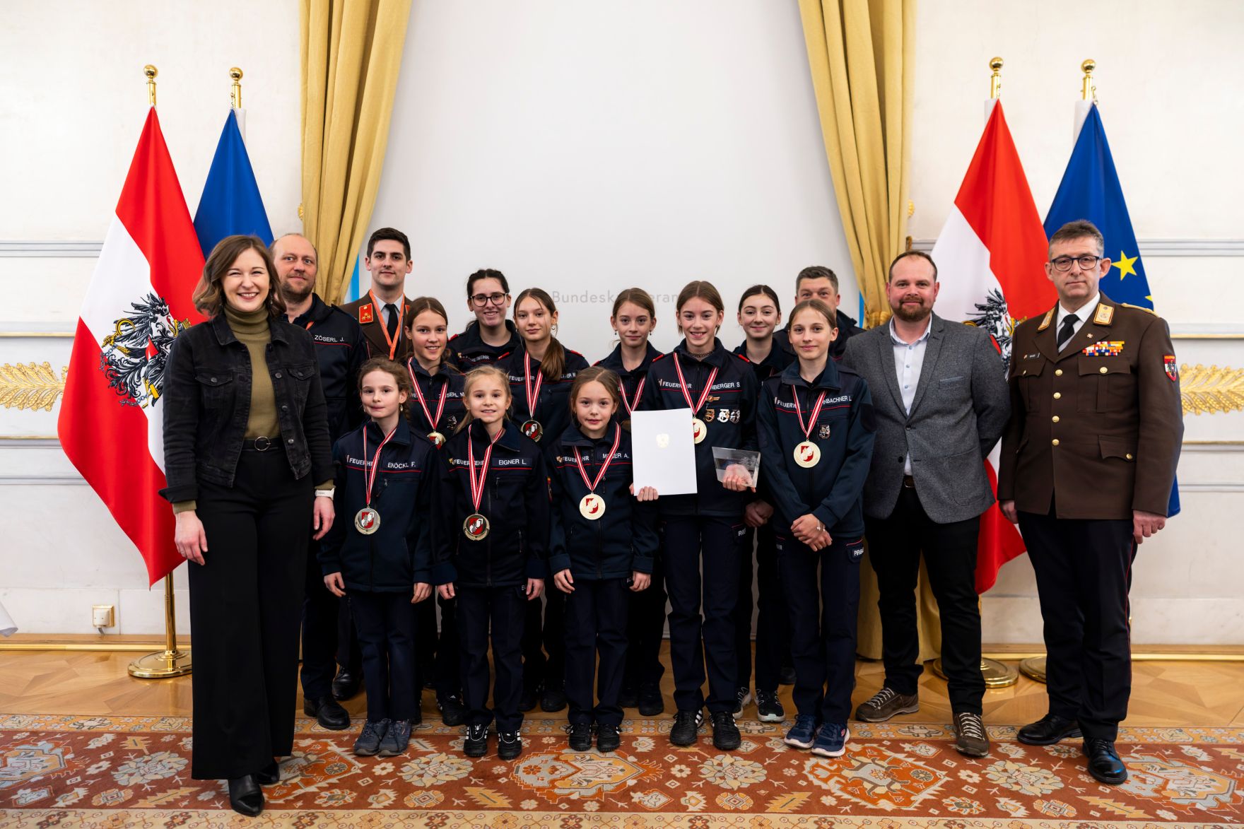 Am 24. J&auml;nner 2026 empfing Bundesministerin Claudia Bauer (2.v.l.) die Gewinnerinnen und Gewinner des Bundesfeuerwehrjugendleistungsbewerbs im Bundeskanzleramt in Wien.