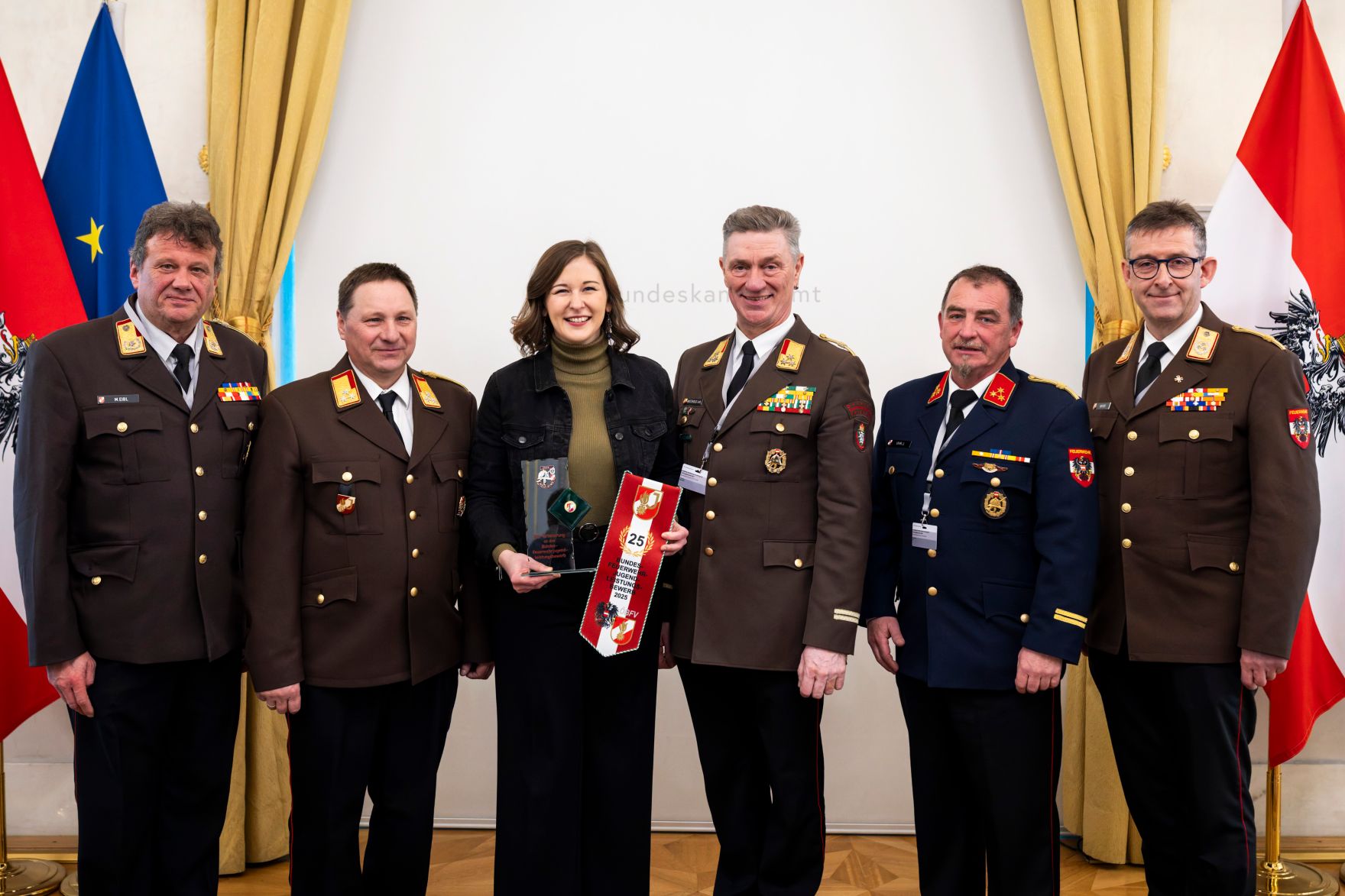 Am 24. J&auml;nner 2026 empfing Bundesministerin Claudia Bauer (m.l.) die Gewinnerinnen und Gewinner des Bundesfeuerwehrjugendleistungsbewerbs im Bundeskanzleramt in Wien.