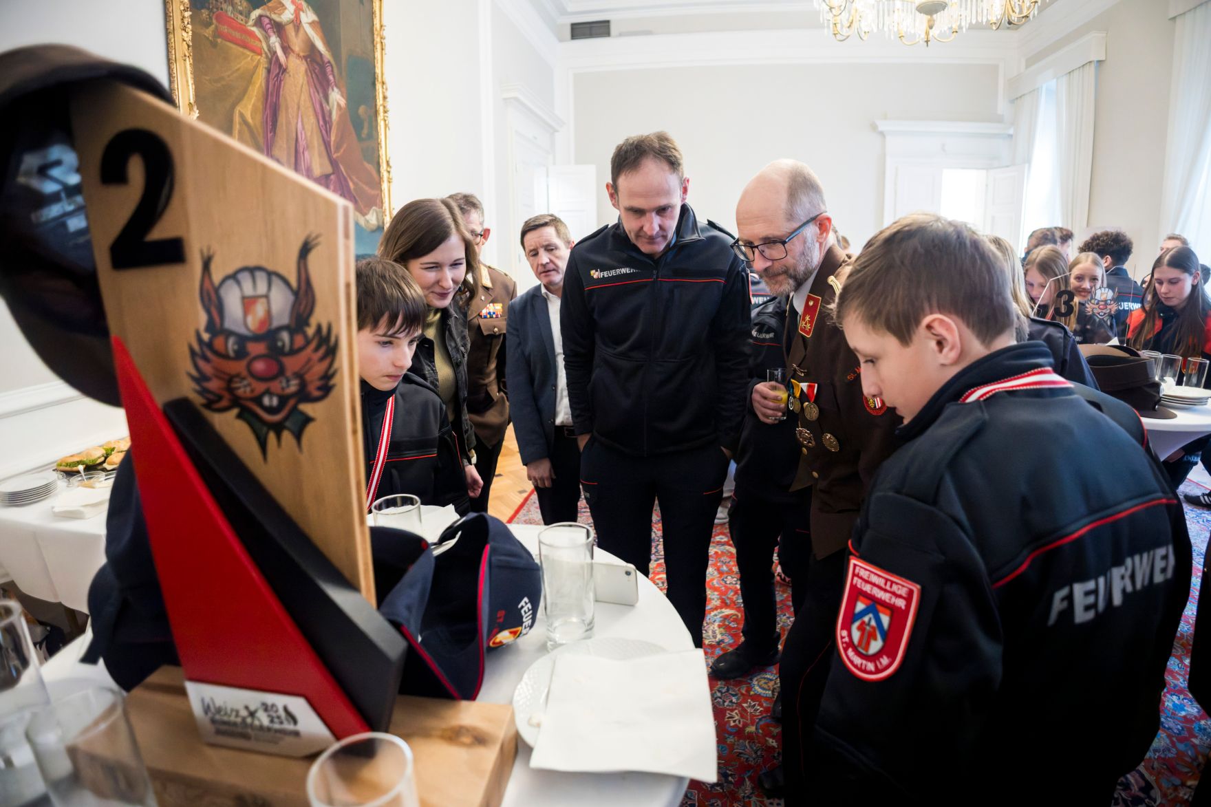 Am 24. J&auml;nner 2026 empfing Bundesministerin Claudia Bauer (2.v.l.) die Gewinnerinnen und Gewinner des Bundesfeuerwehrjugendleistungsbewerbs im Bundeskanzleramt in Wien.
