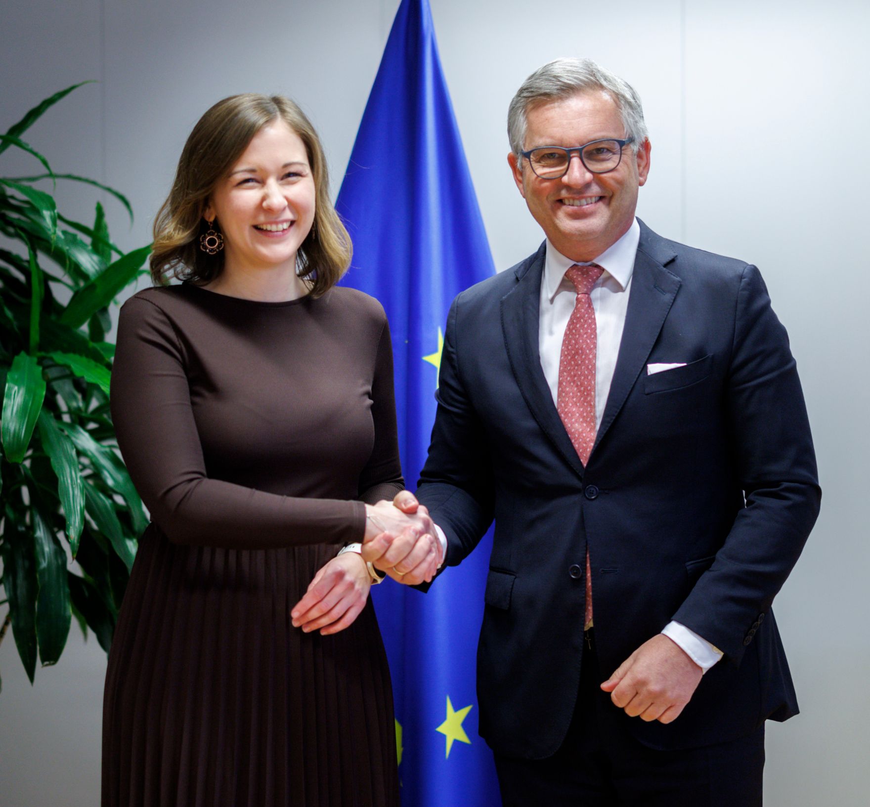 Am 26. J&auml;nner 2026 reiste Bundesministerin Claudia Bauer (l.) nach Br&uuml;ssel und nahm am Rat f&uuml;r &bdquo;Allgemeine Angelegenheiten&ldquo; der Europ&auml;ischen Union teil. Im Bild mit Magnus Brunner (r.) EU-Kommissar f&uuml;r Inneres und Migration der Europ&auml;ischen Union.