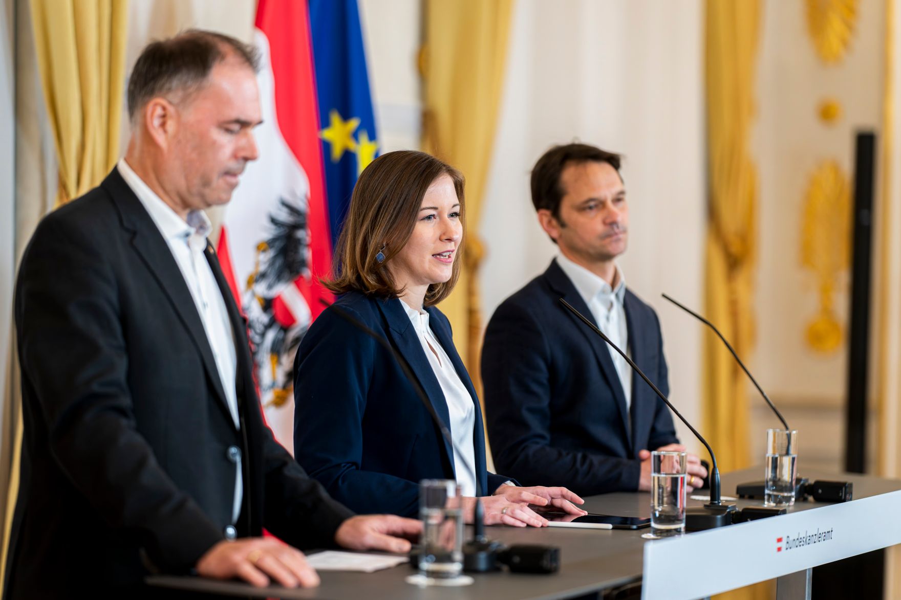 Am 3. Februar 2026 gab Bundesministerin Claudia Bauer (m.) gemeinsam mit Philippe Narval (r.) dem Generalsekret&auml;r der Lebenshilfe, und Peter Kaiser (l.) dem stellvertretender Generalsekret&auml;r des &Ouml;sterreichischen Roten Kreuzes, eine Pressekonferenz zu den Herausforderungen des Zivildienstes.