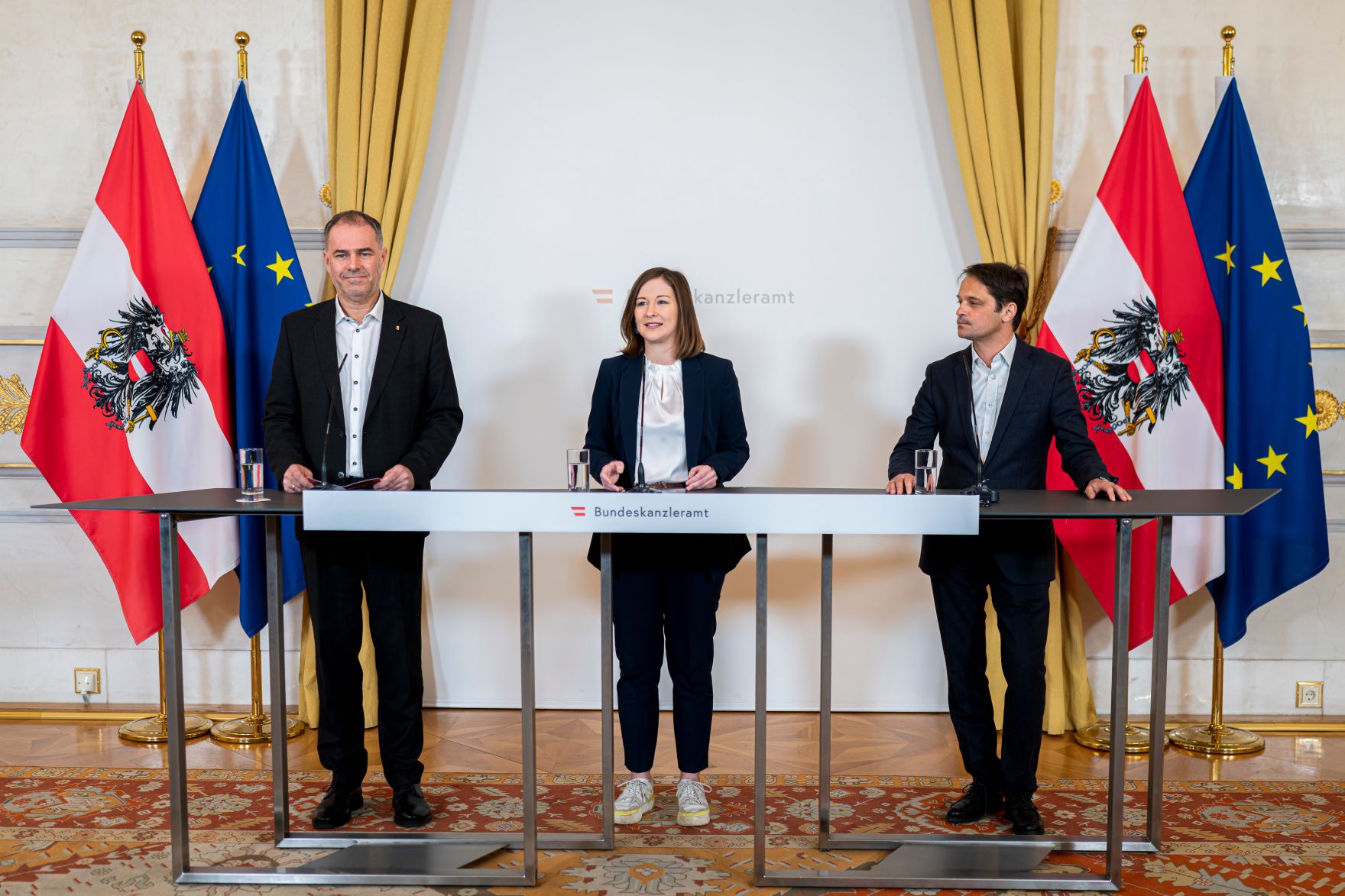 Am 3. Februar 2026 gab Bundesministerin Claudia Bauer (m.) gemeinsam mit Philippe Narval (r.) dem Generalsekret&auml;r der Lebenshilfe, und Peter Kaiser (l.) dem stellvertretender Generalsekret&auml;r des &Ouml;sterreichischen Roten Kreuzes, eine Pressekonferenz zu den Herausforderungen des Zivildienstes.
