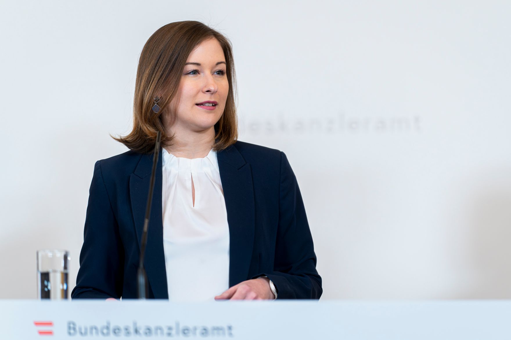 Am 3. Februar 2026 gab Bundesministerin Claudia Bauer (im Bild) gemeinsam mit Philippe Narval dem Generalsekret&auml;r der Lebenshilfe, und Peter Kaiser dem stellvertretender Generalsekret&auml;r des &Ouml;sterreichischen Roten Kreuzes, eine Pressekonferenz zu den Herausforderungen des Zivildienstes.