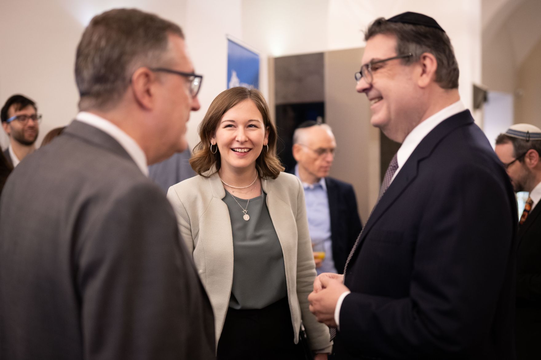 Am 18. Februar 2026 nahm Bundesministerin Claudia Bauer (m.) an den Feierlichkeiten anl&auml;sslich des zehnj&auml;hrigen Bestehens der Dialogplatform &bdquo;LIKRAT&ldquo; teil. Im Bild mit dem Pr&auml;sidenten der Israelitischen Kultusgemeinde Oskar Deutsch (r.).