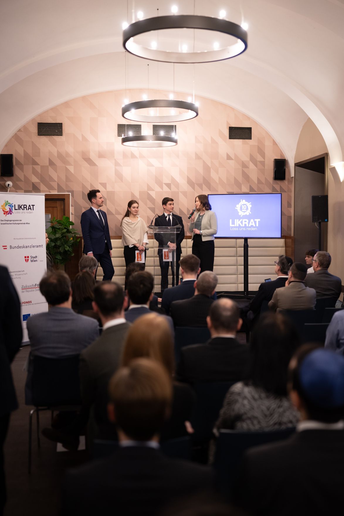 Am 18. Februar 2026 nahm Bundesministerin Claudia Bauer (4.v.l.) an den Feierlichkeiten anl&auml;sslich des zehnj&auml;hrigen Bestehens der Dialogplatform &bdquo;LIKRAT&ldquo; teil. Im Bild mit Bundesminister Christoph Wiederkehr (l.).