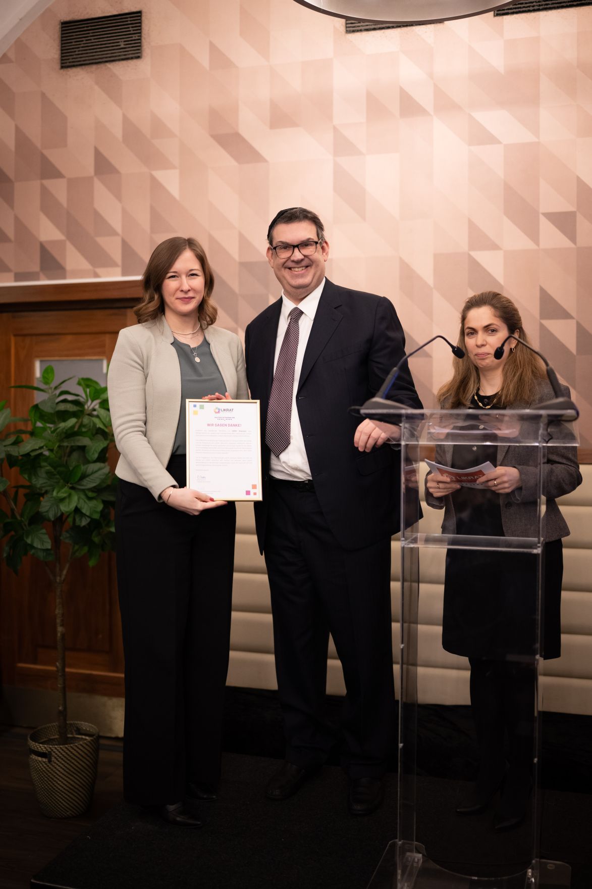 Am 18. Februar 2026 nahm Bundesministerin Claudia Bauer (l.) an den Feierlichkeiten anl&auml;sslich des zehnj&auml;hrigen Bestehens der Dialogplatform &bdquo;LIKRAT&ldquo; teil. Im Bild mit dem Pr&auml;sidenten der Israelitischen Kultusgemeinde Oskar Deutsch (m.).