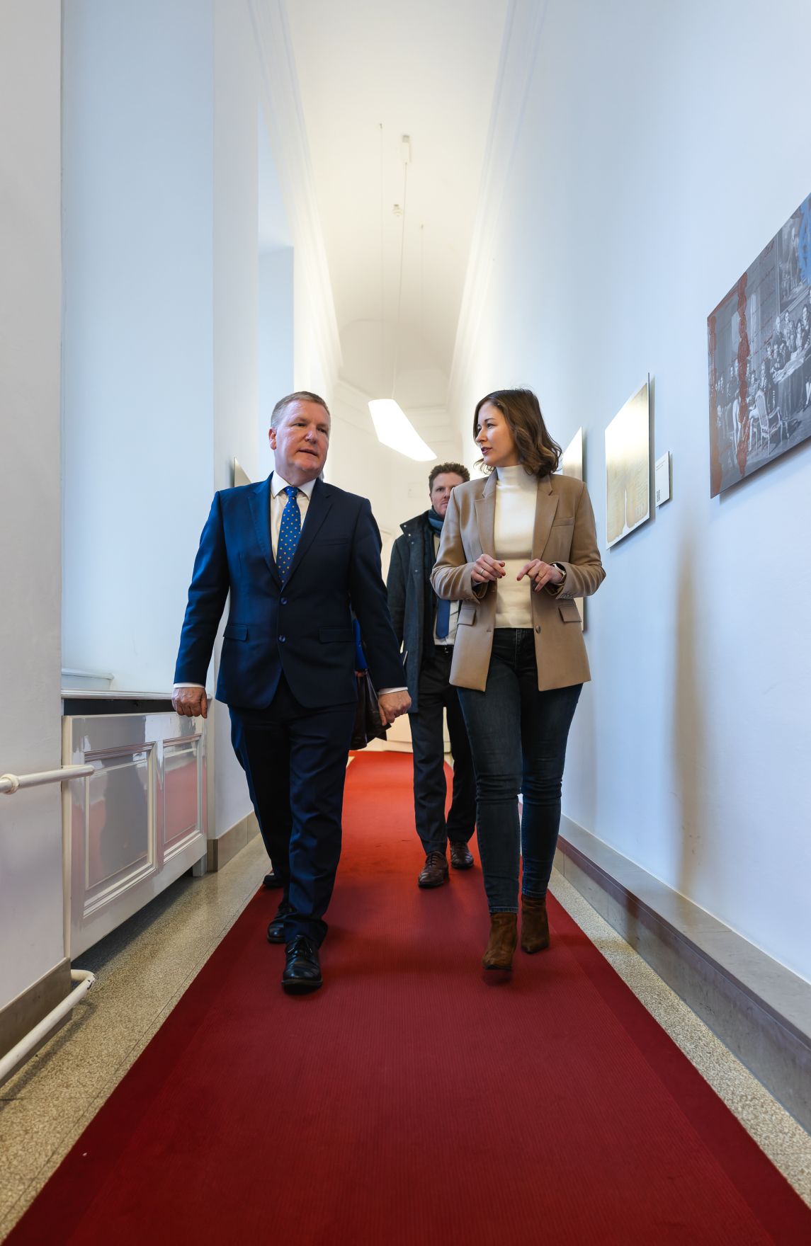 Am 19. Februar 2026 empfing Bundesministerin Claudia Bauer (r.), Michael McGrath (l.) den EU-Kommissar f&uuml;r Demokratie, Justiz und Rechtsstaatlichkeit, zu einem Arbeitsgespr&auml;ch im Bundeskanzleramt.